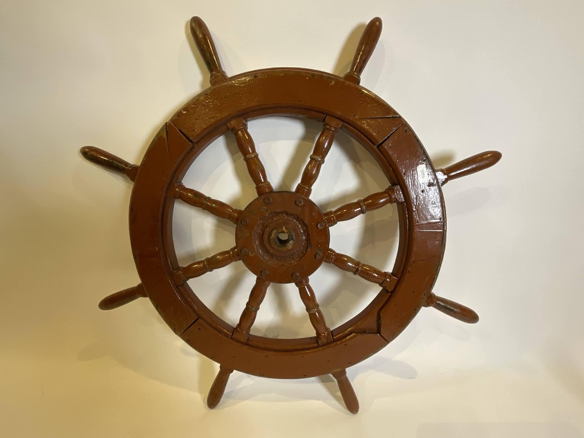 Roue de navire à huit rayons avec moyeu en fer Bon état - En vente à Norwell, MA