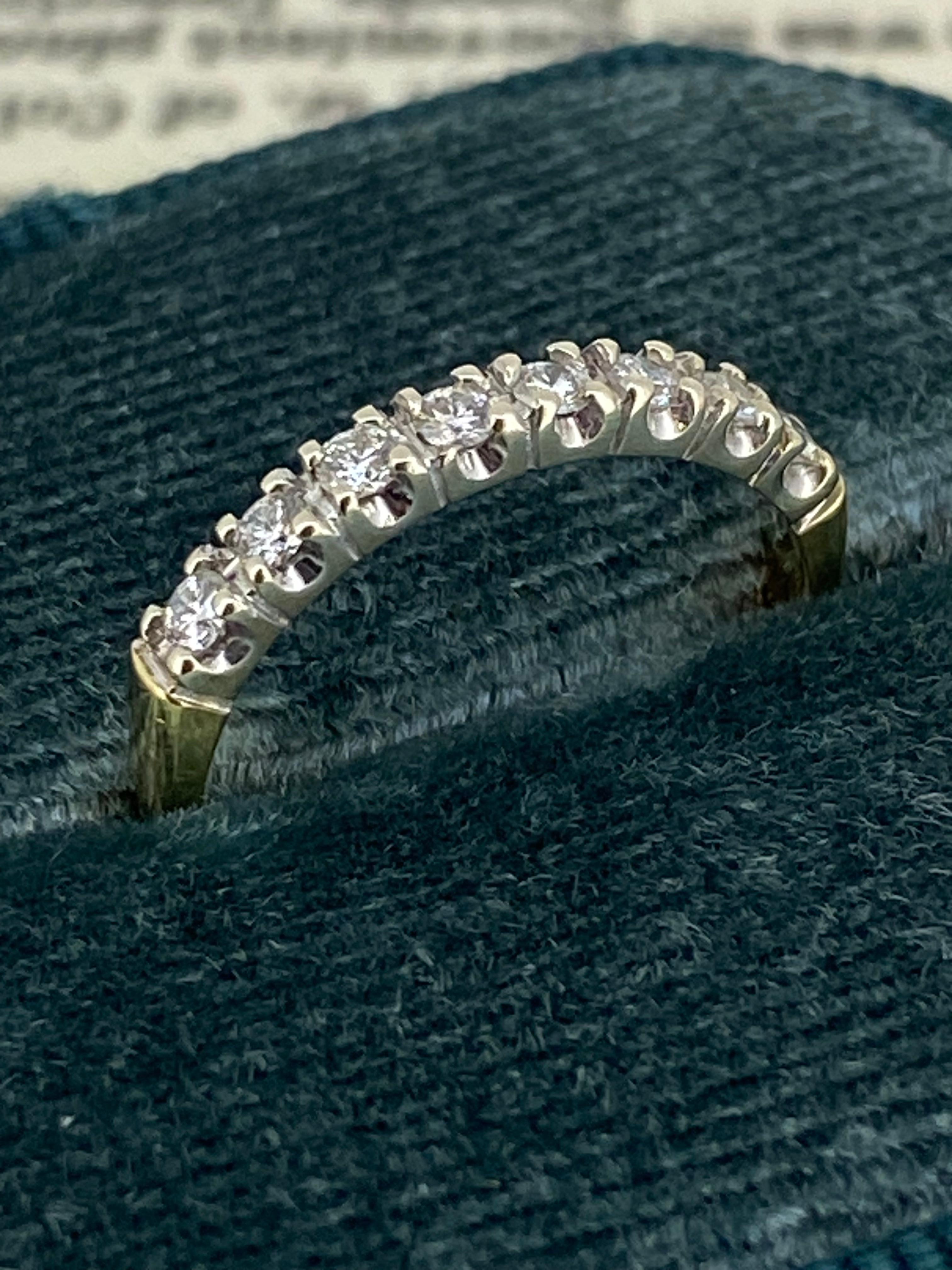 Solidement serti en or blanc 18 carats 
8 diamants naturels de taille ronde et brillante 
présentent une brillance semblable à celle du soleil, 
de couleur G-H, pureté VS, 
totalisant 0,25ct environ 

Le bracelet est en or jaune 18 carats, 
délicat