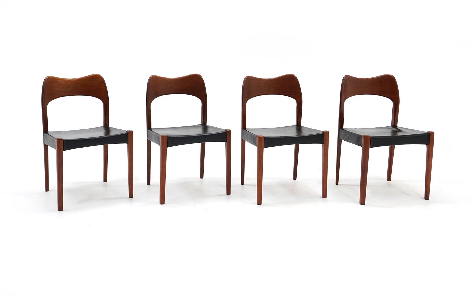 Set of 8 dining chairs designed by Niels Otto Møller and made by J. L. Møller Møbelfabrik. These chairs are model number 71. Completely original condition. Ready to use. There may be small blemishes, but the condition is very good. The black leather