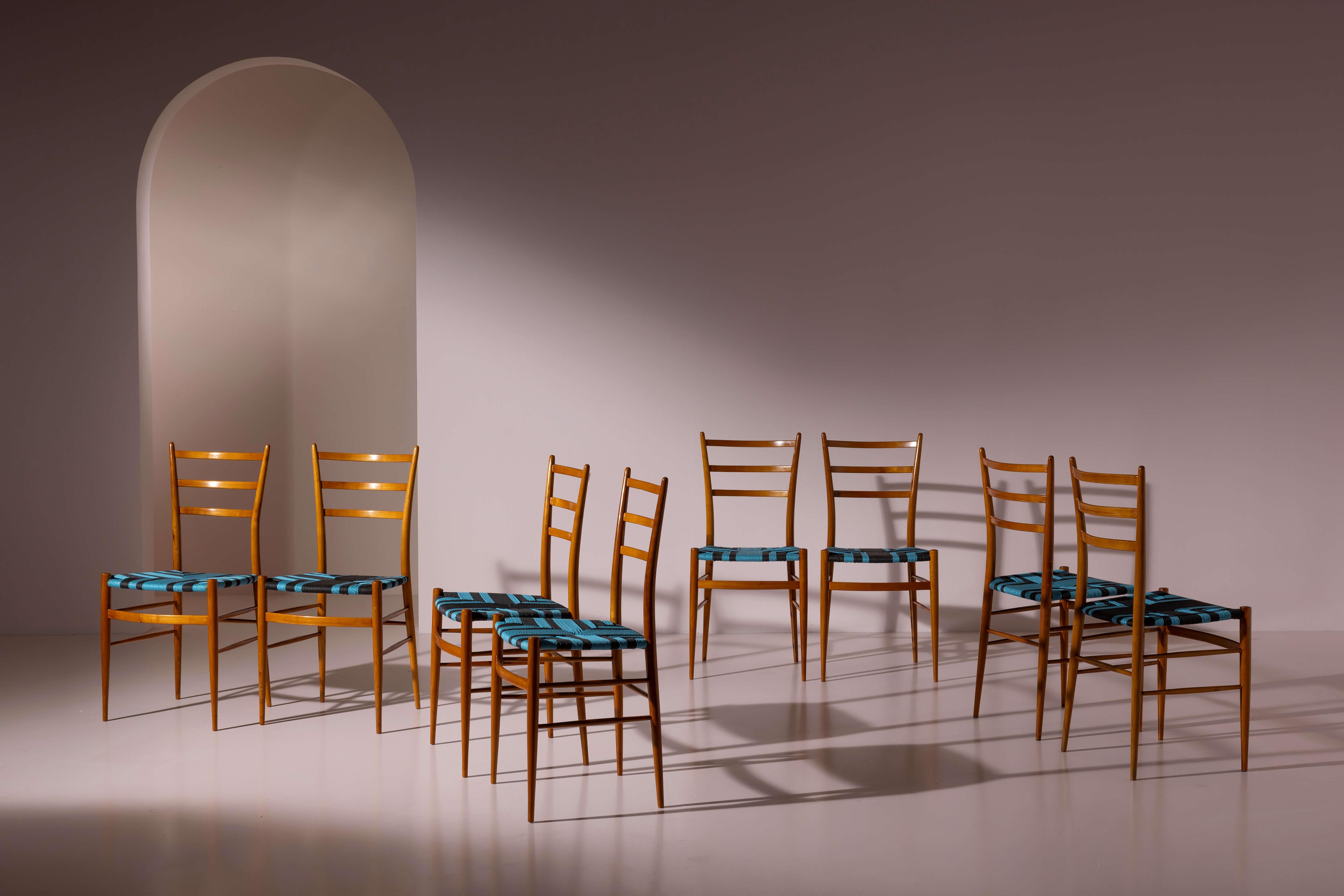 Mid-Century Modern Huit chaises 