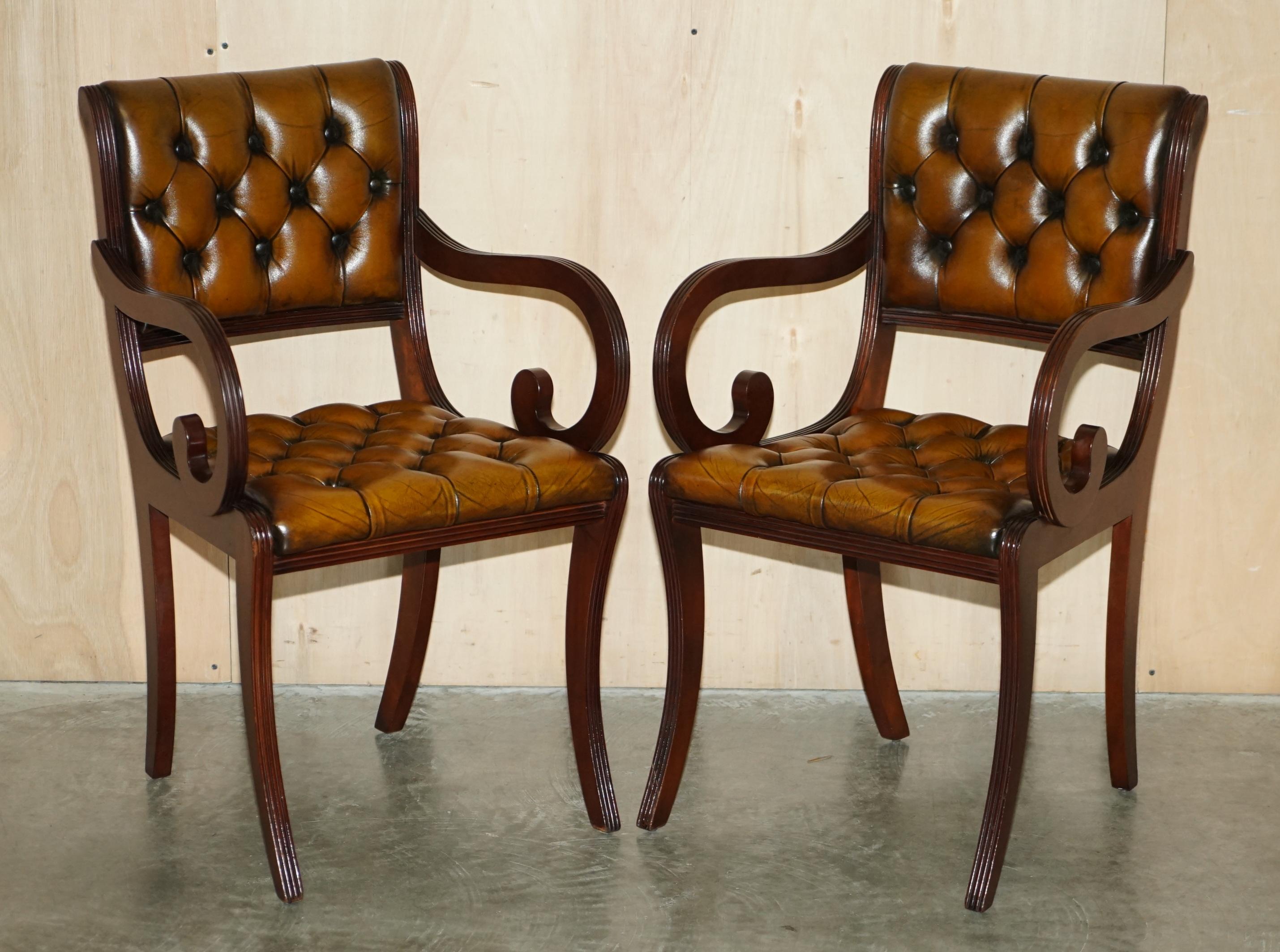 Huit chaises de salle à manger vintage en bois de feuillus entièrement restaurées en cuir marron Chesterfield 8 en vente 4