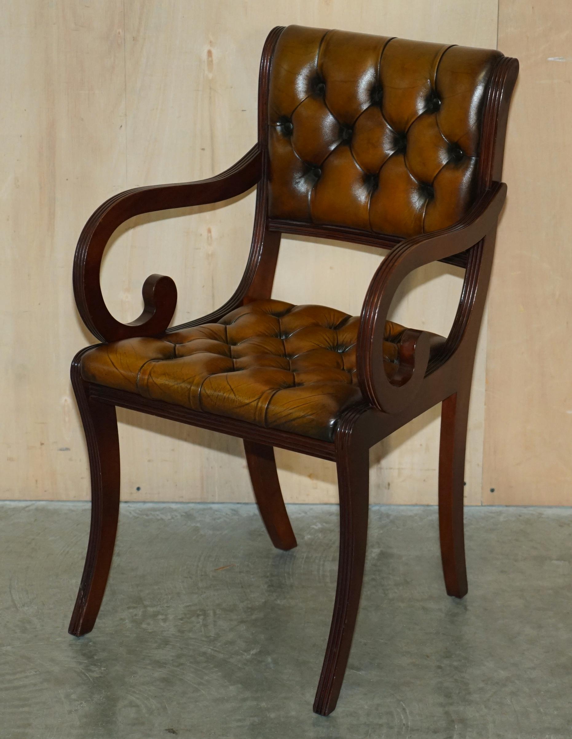 Huit chaises de salle à manger vintage en bois de feuillus entièrement restaurées en cuir marron Chesterfield 8 en vente 5