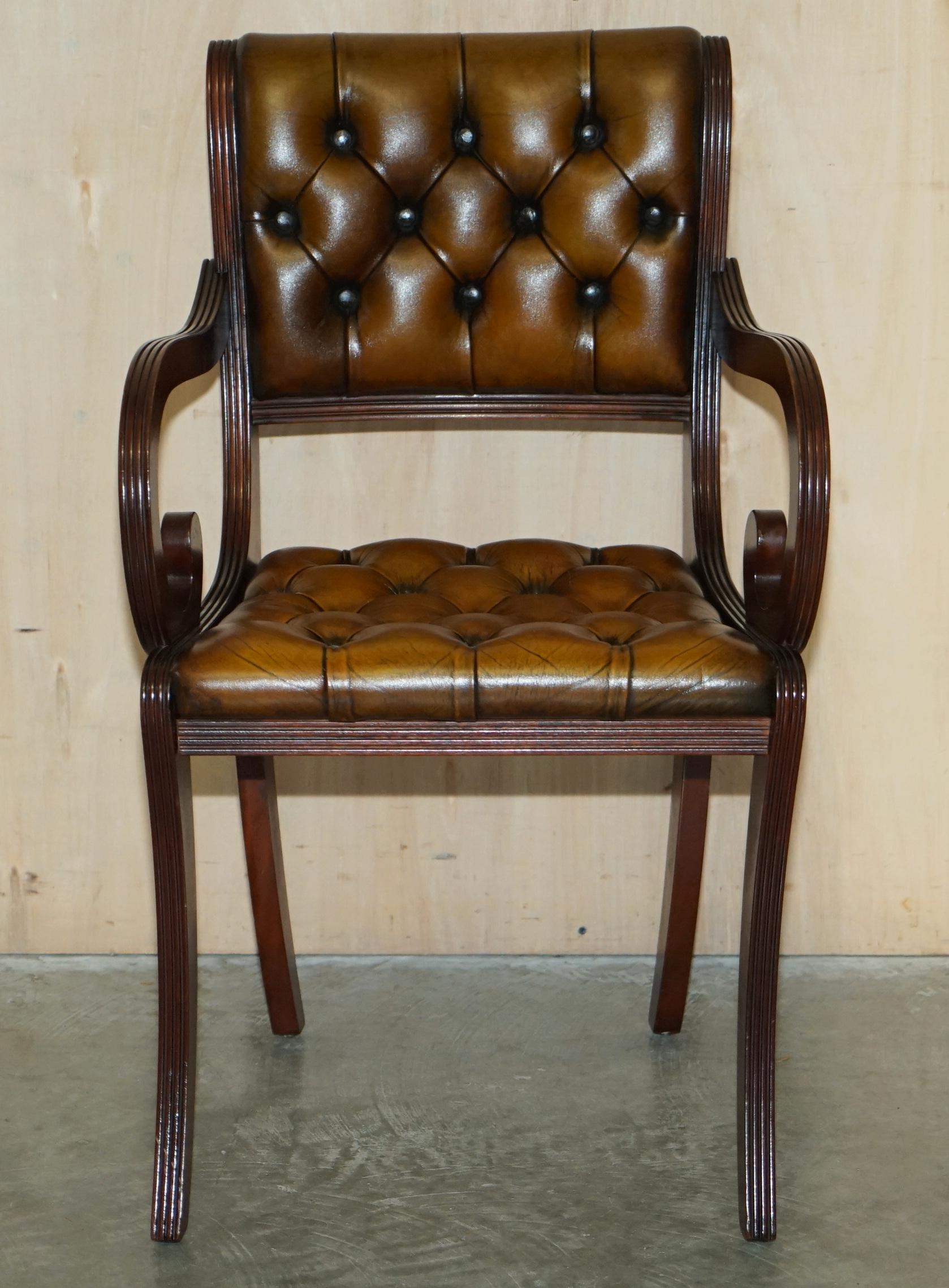 Huit chaises de salle à manger vintage en bois de feuillus entièrement restaurées en cuir marron Chesterfield 8 en vente 6