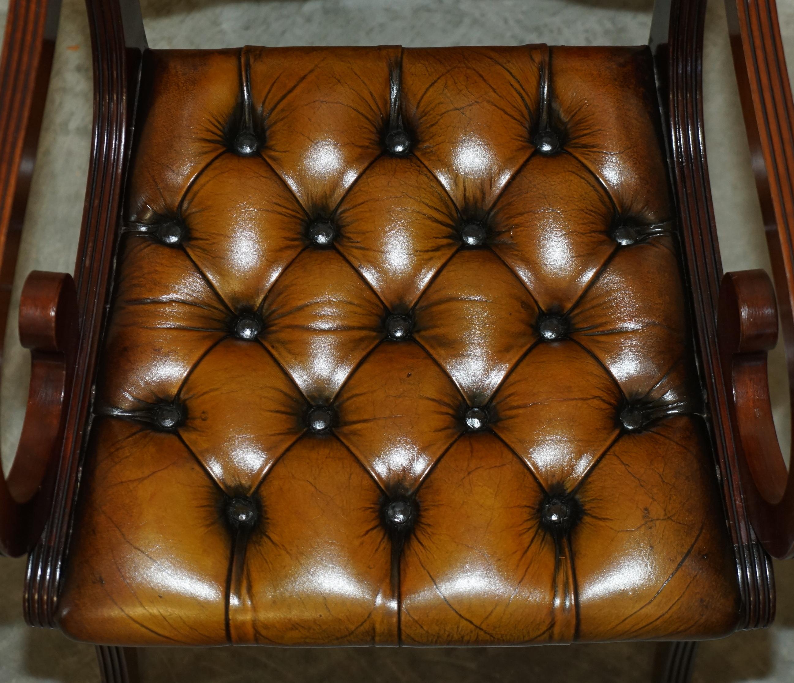 Huit chaises de salle à manger vintage en bois de feuillus entièrement restaurées en cuir marron Chesterfield 8 en vente 9