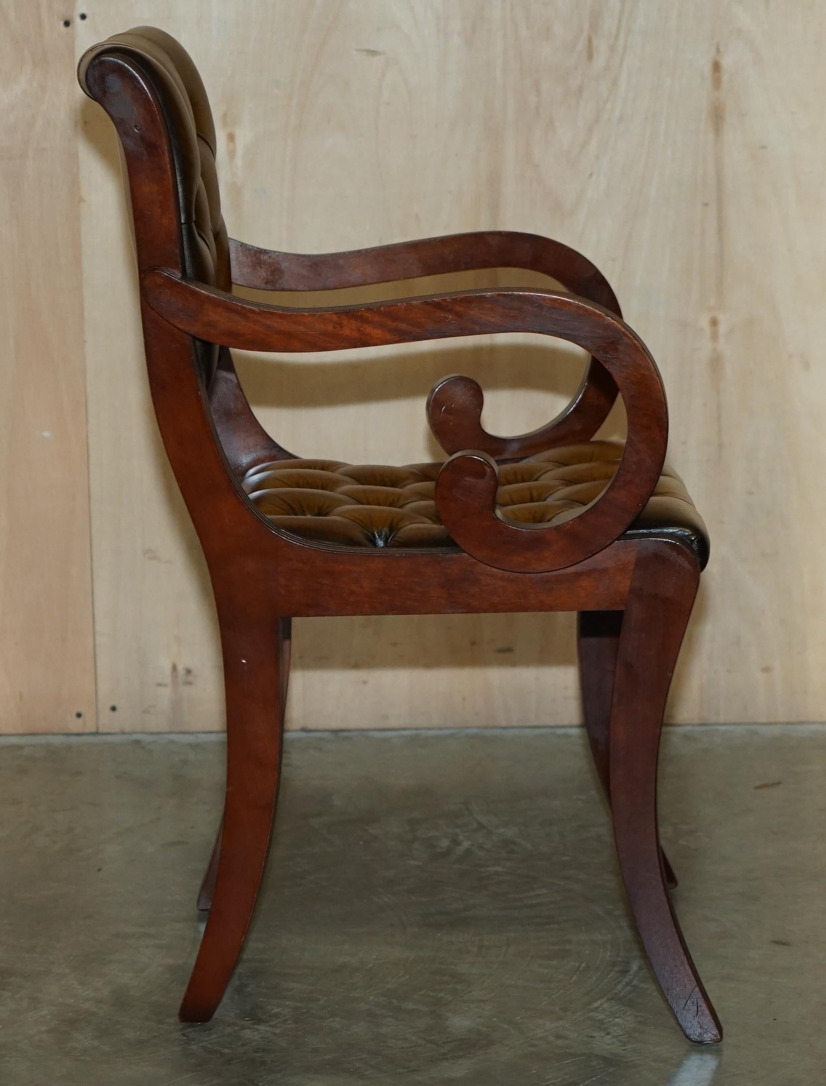 Huit chaises de salle à manger vintage en bois de feuillus entièrement restaurées en cuir marron Chesterfield 8 en vente 11