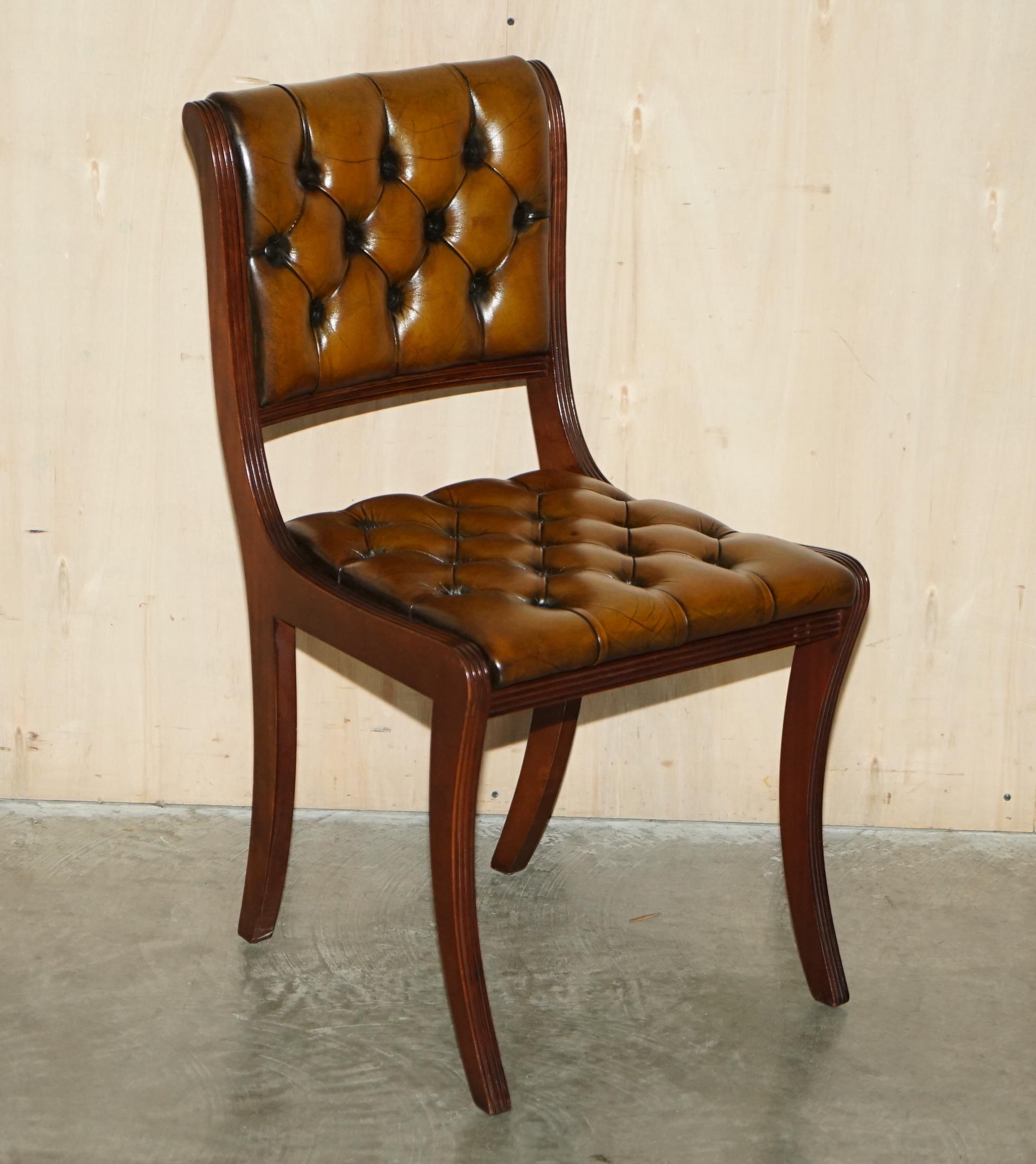 Regency Huit chaises de salle à manger vintage en bois de feuillus entièrement restaurées en cuir marron Chesterfield 8 en vente