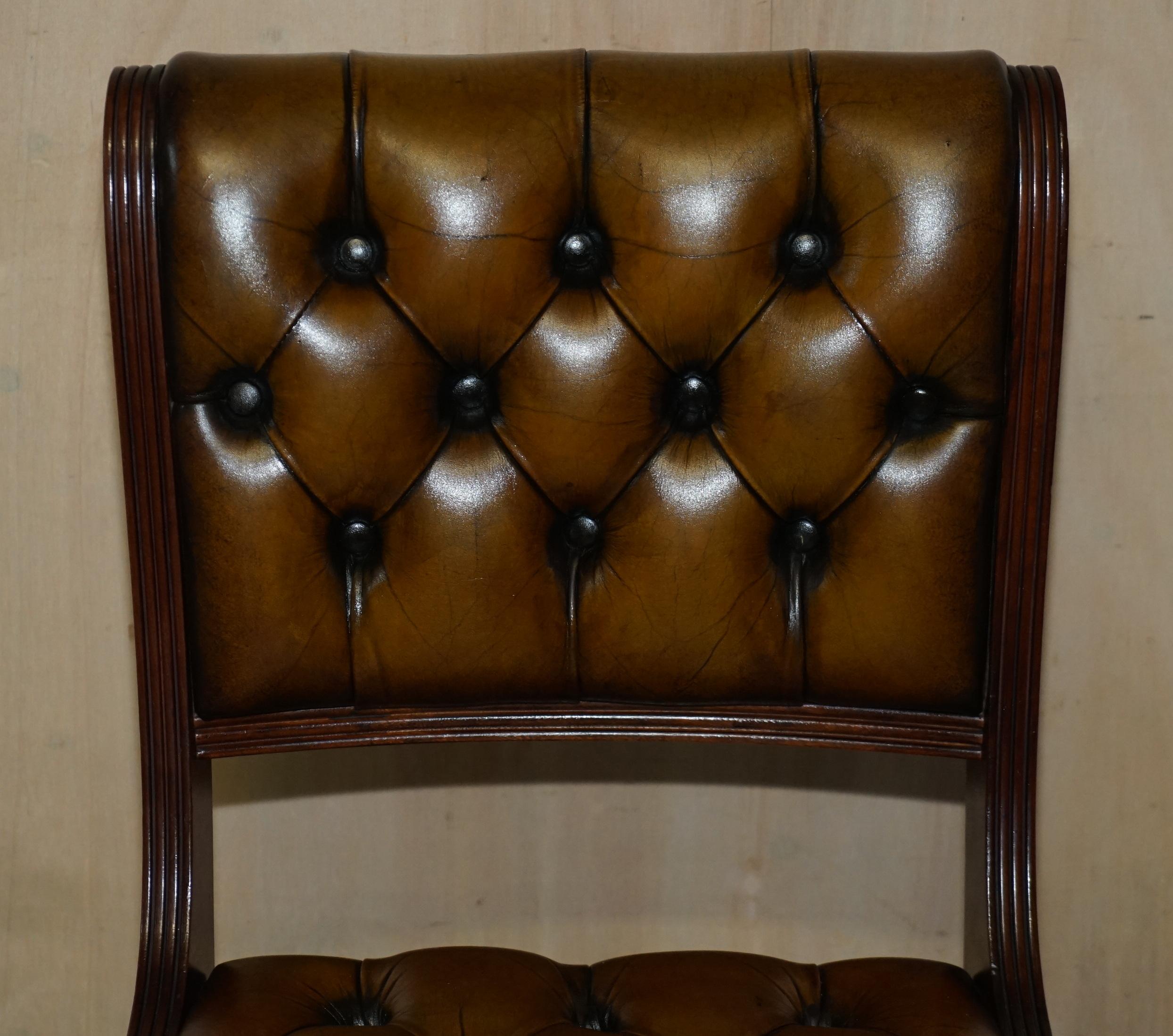 Fait main Huit chaises de salle à manger vintage en bois de feuillus entièrement restaurées en cuir marron Chesterfield 8 en vente