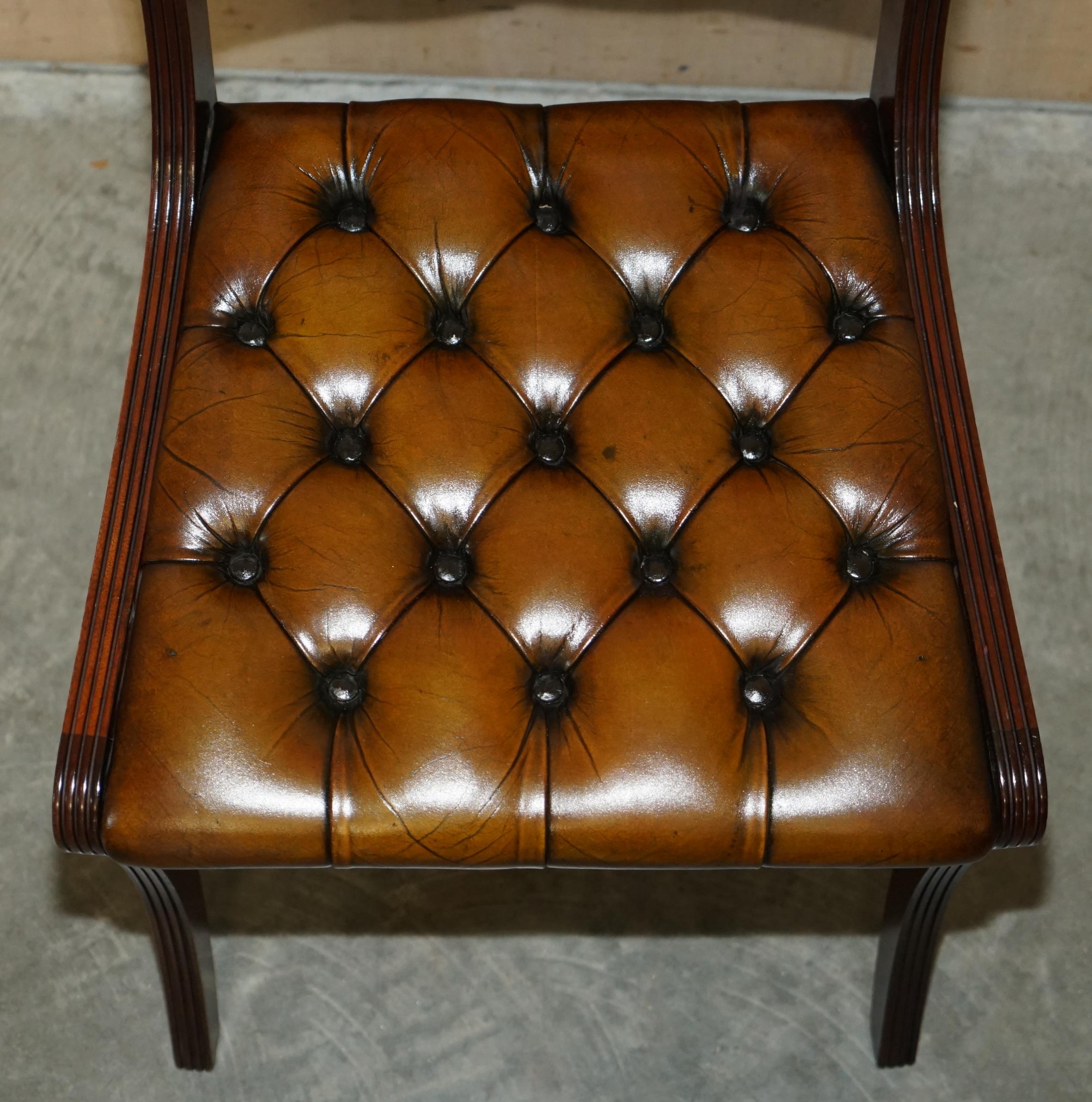 20ième siècle Huit chaises de salle à manger vintage en bois de feuillus entièrement restaurées en cuir marron Chesterfield 8 en vente