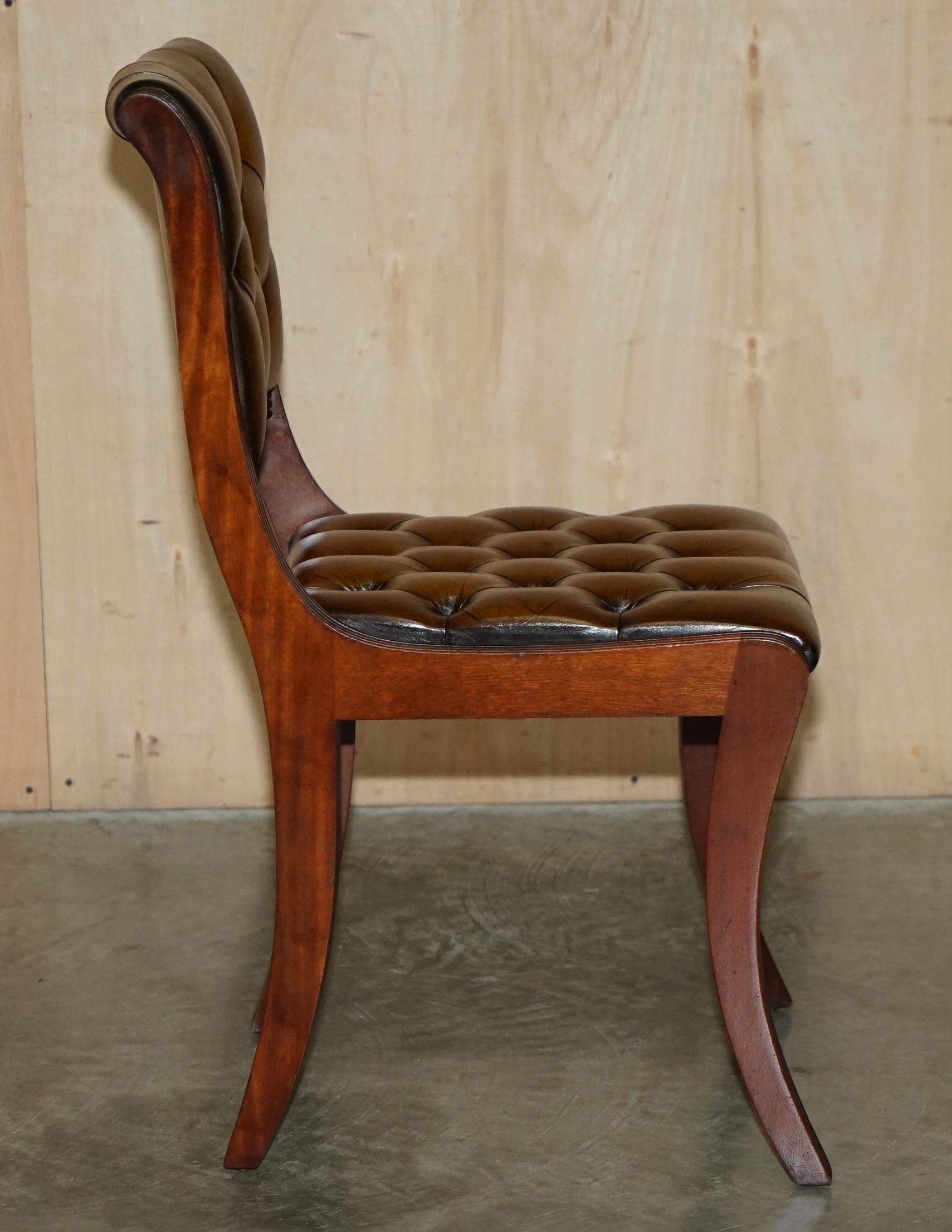 Cuir Huit chaises de salle à manger vintage en bois de feuillus entièrement restaurées en cuir marron Chesterfield 8 en vente