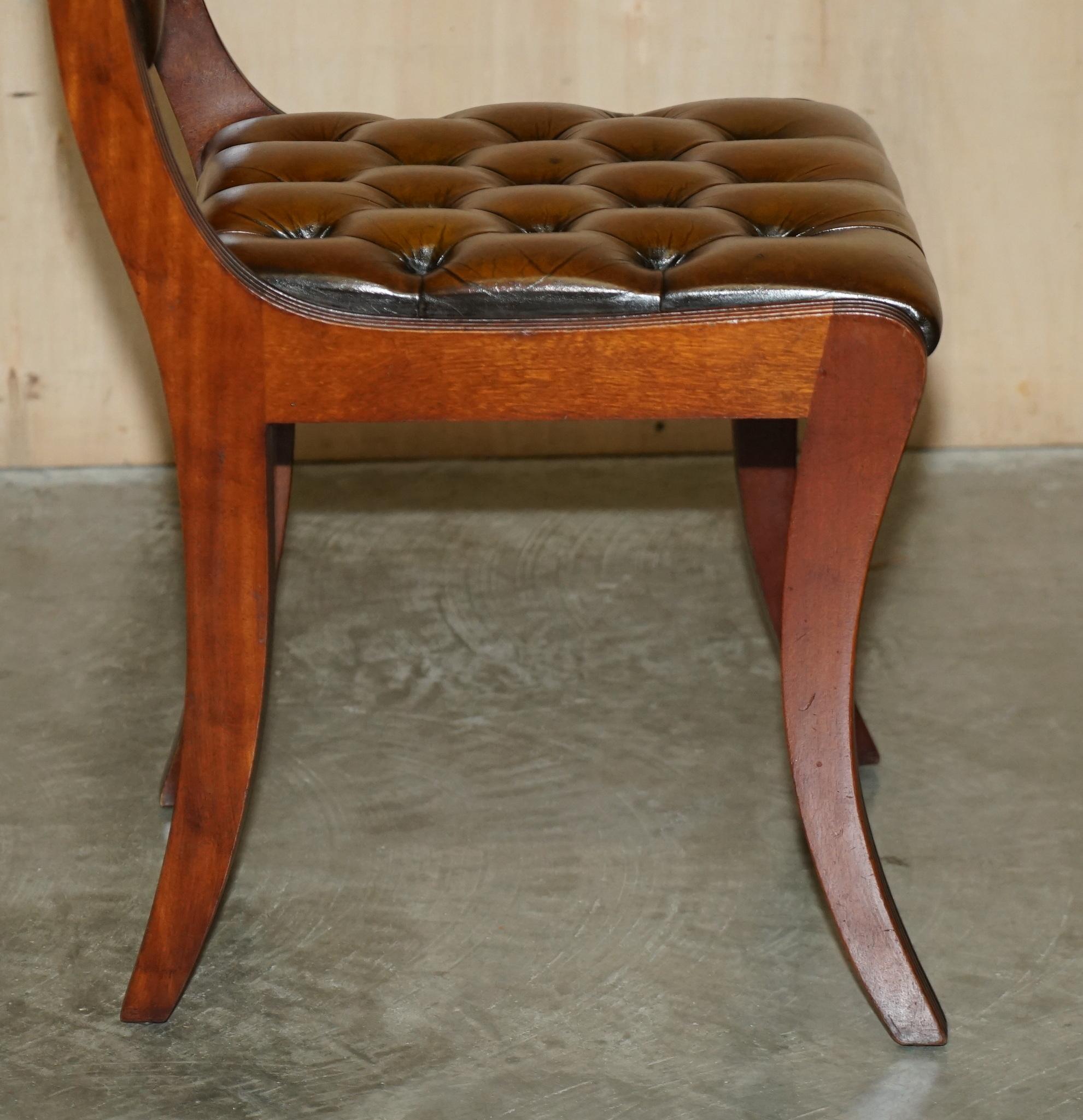 Huit chaises de salle à manger vintage en bois de feuillus entièrement restaurées en cuir marron Chesterfield 8 en vente 1