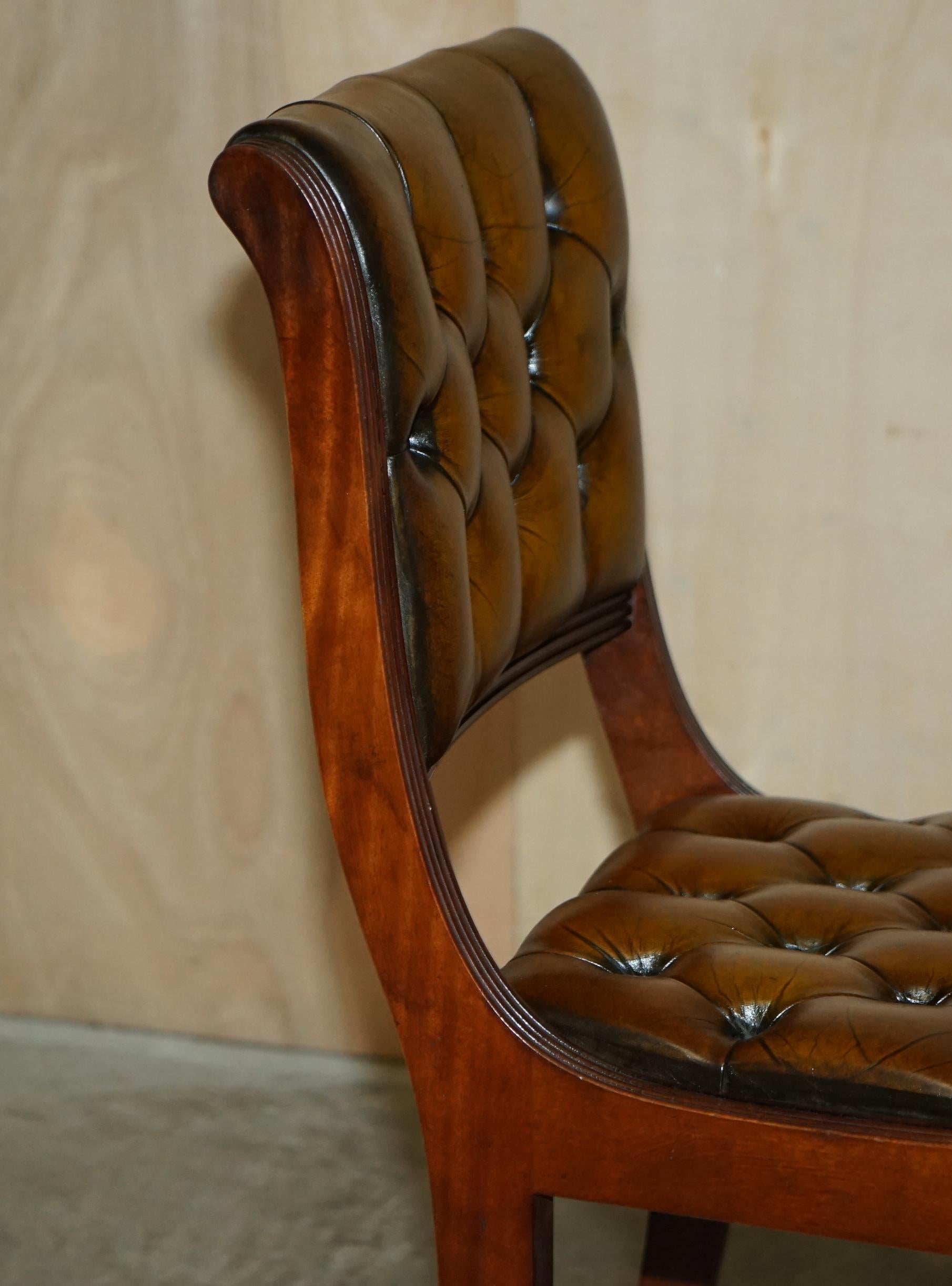 Huit chaises de salle à manger vintage en bois de feuillus entièrement restaurées en cuir marron Chesterfield 8 en vente 2