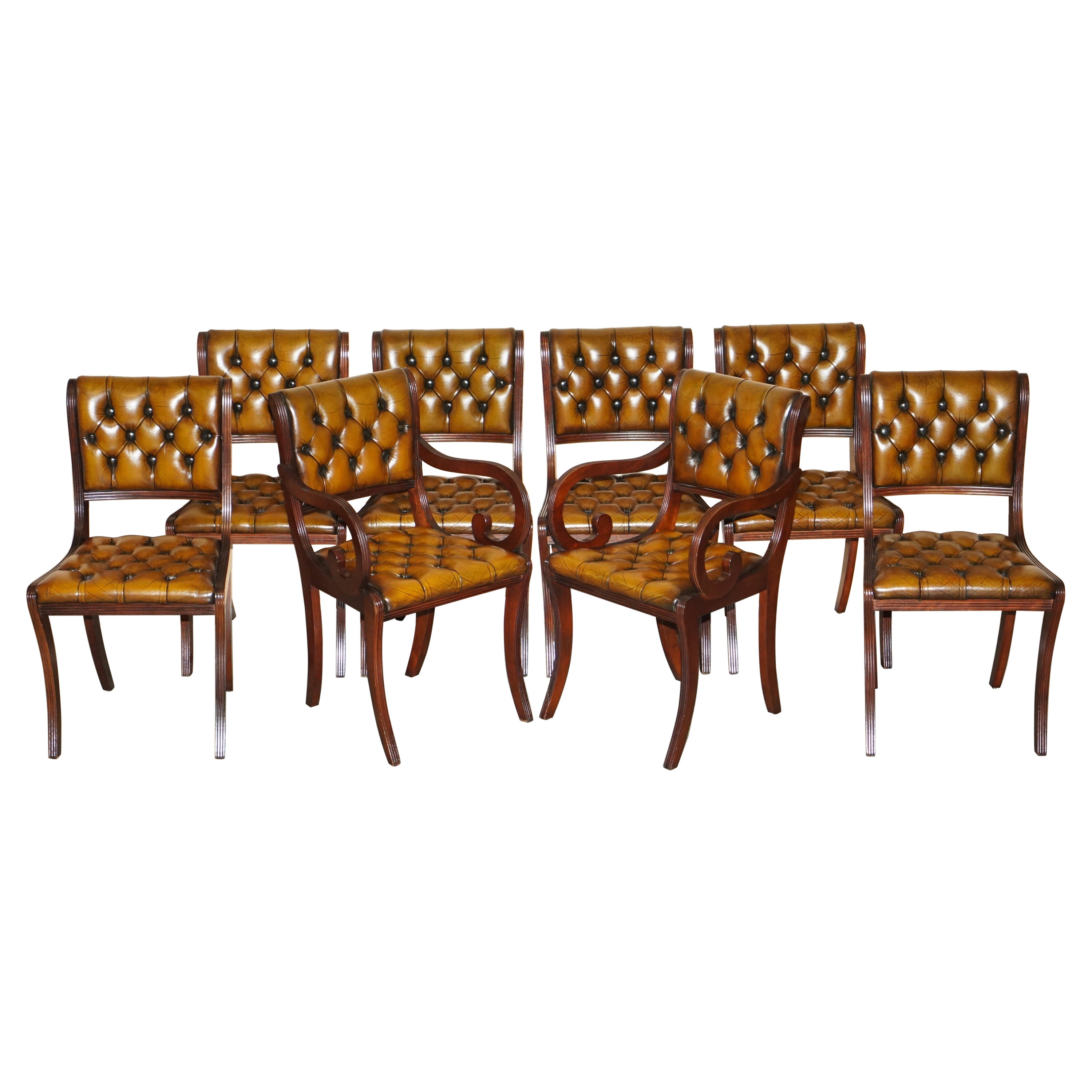 Otto sedie da pranzo vintage in legno duro completamente restaurate Chesterfield in pelle marrone 8