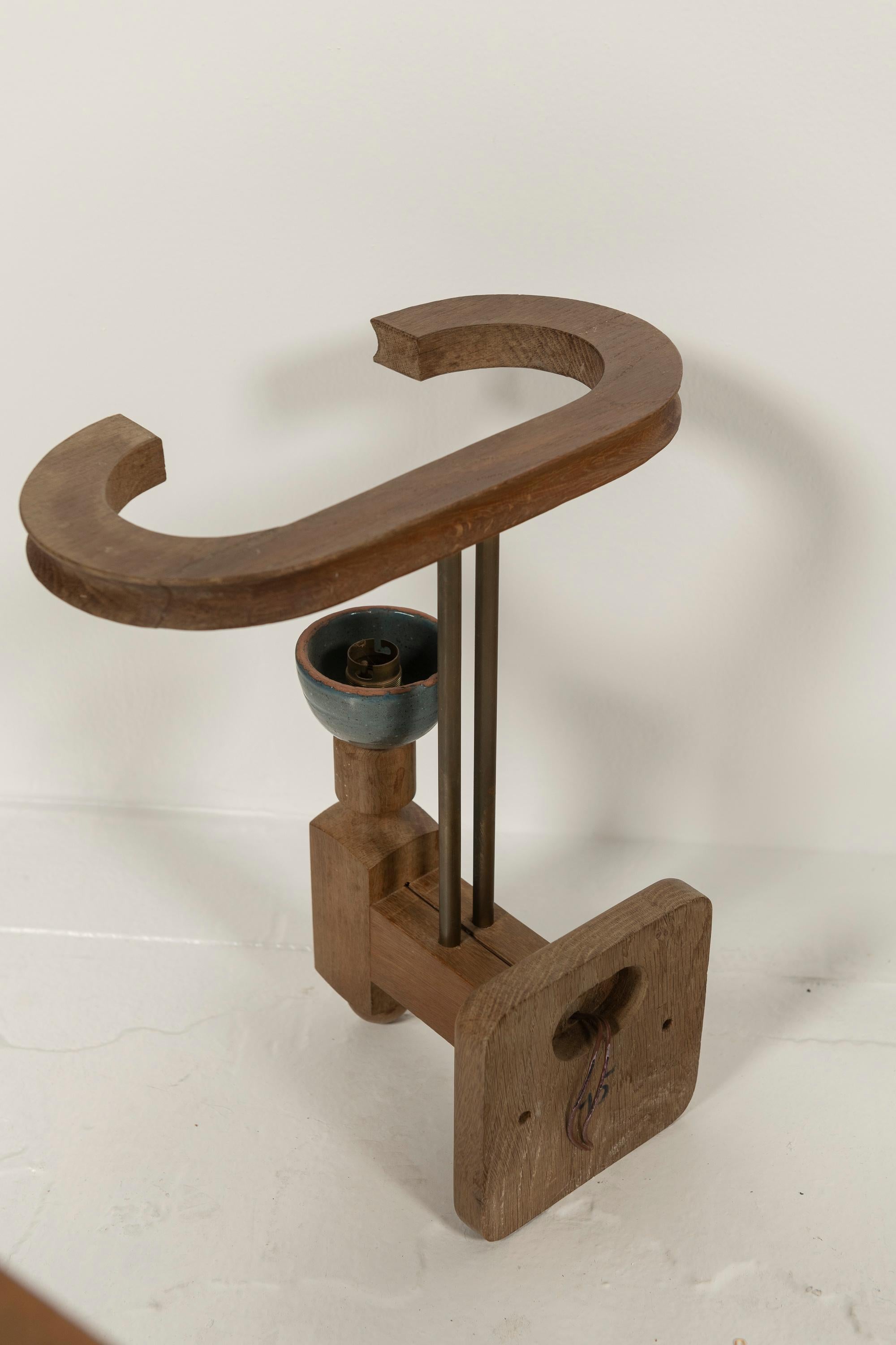 Acht einzigartige französische Wandleuchter aus Eiche und Keramik aus der Mitte des Jahrhunderts, entworfen von Guillerme et Chambron für Votre Maison, Frankreich, um 1960. Diese Flugleuchten haben von Danikowski entworfene Keramikfassungen in