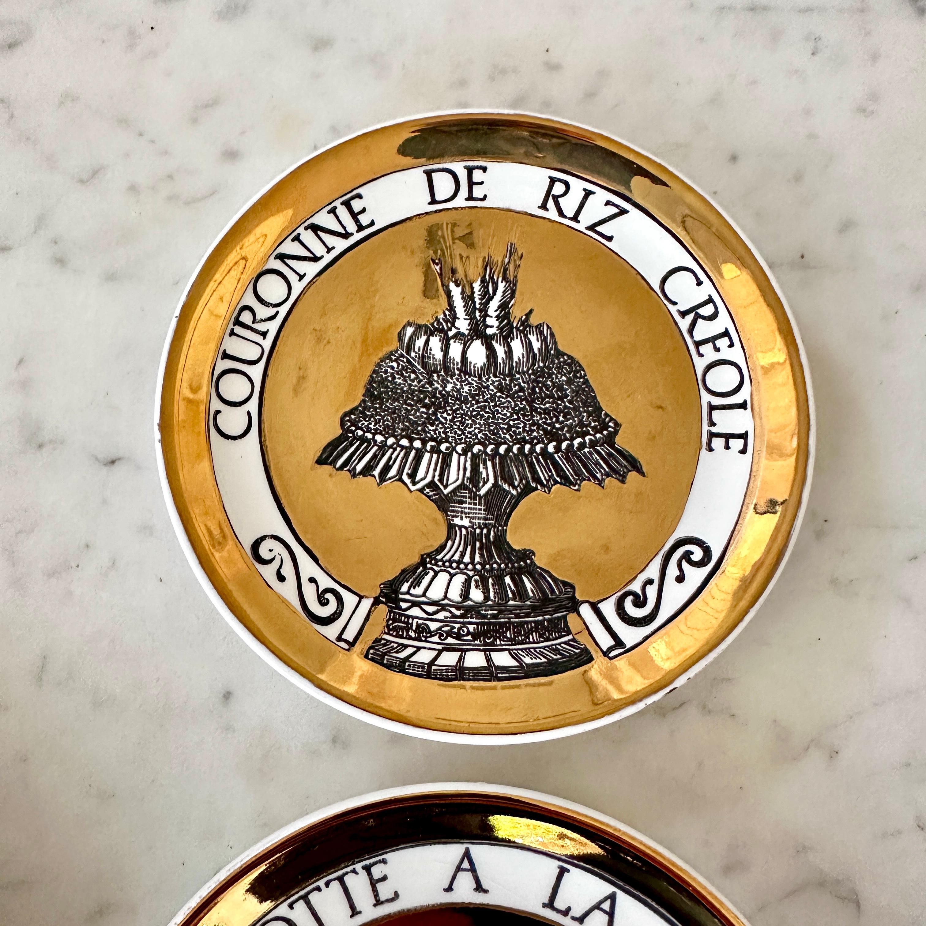 DESCRIPTION

Il s'agit d'un ensemble de huit sous-verres vintage, dont le motif s'intitule DINNER AT EIGHT (dîner à huit heures). Les sous-verres ont été conçus par Piero Fornasetti dans les années 1950-1960. Fabriqué à Milan, en Italie, en