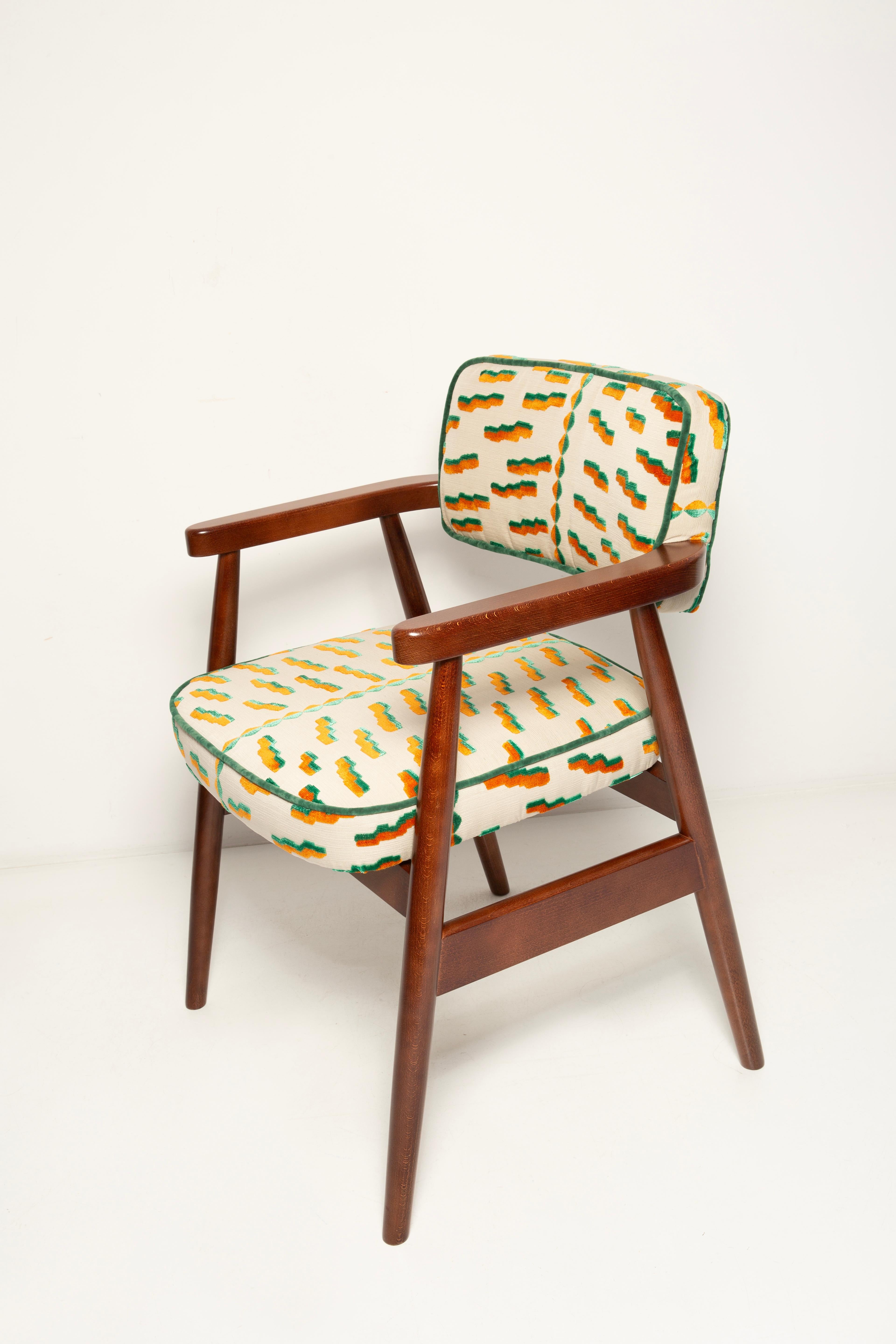 Ocho Sillas de Comedor Clásicas Vintola Studio, Dedar Jacquard Tiger Beat, Europa. Hecho a mano en venta