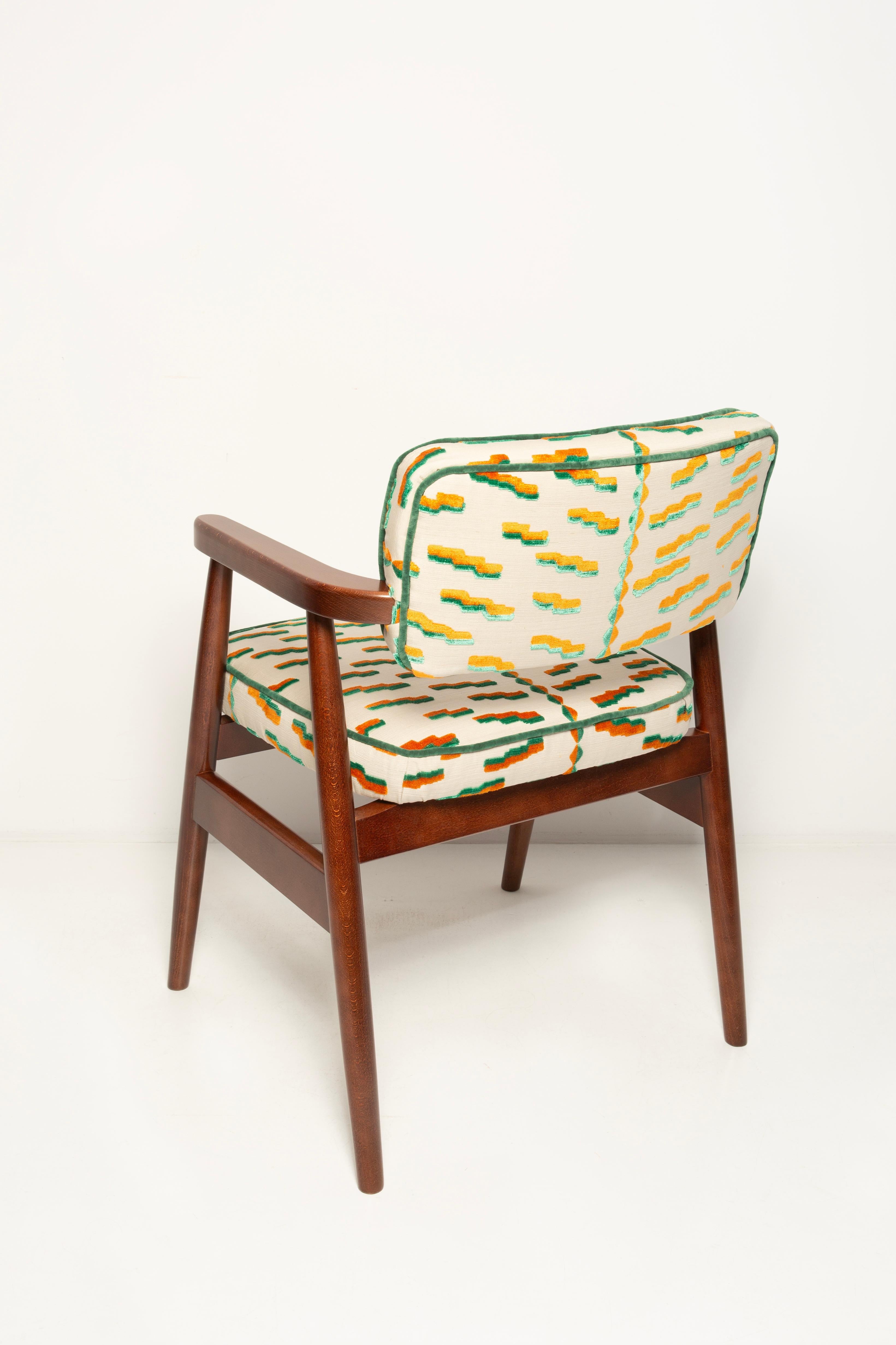 Ocho Sillas de Comedor Clásicas Vintola Studio, Dedar Jacquard Tiger Beat, Europa. Siglo XXI y contemporáneo en venta