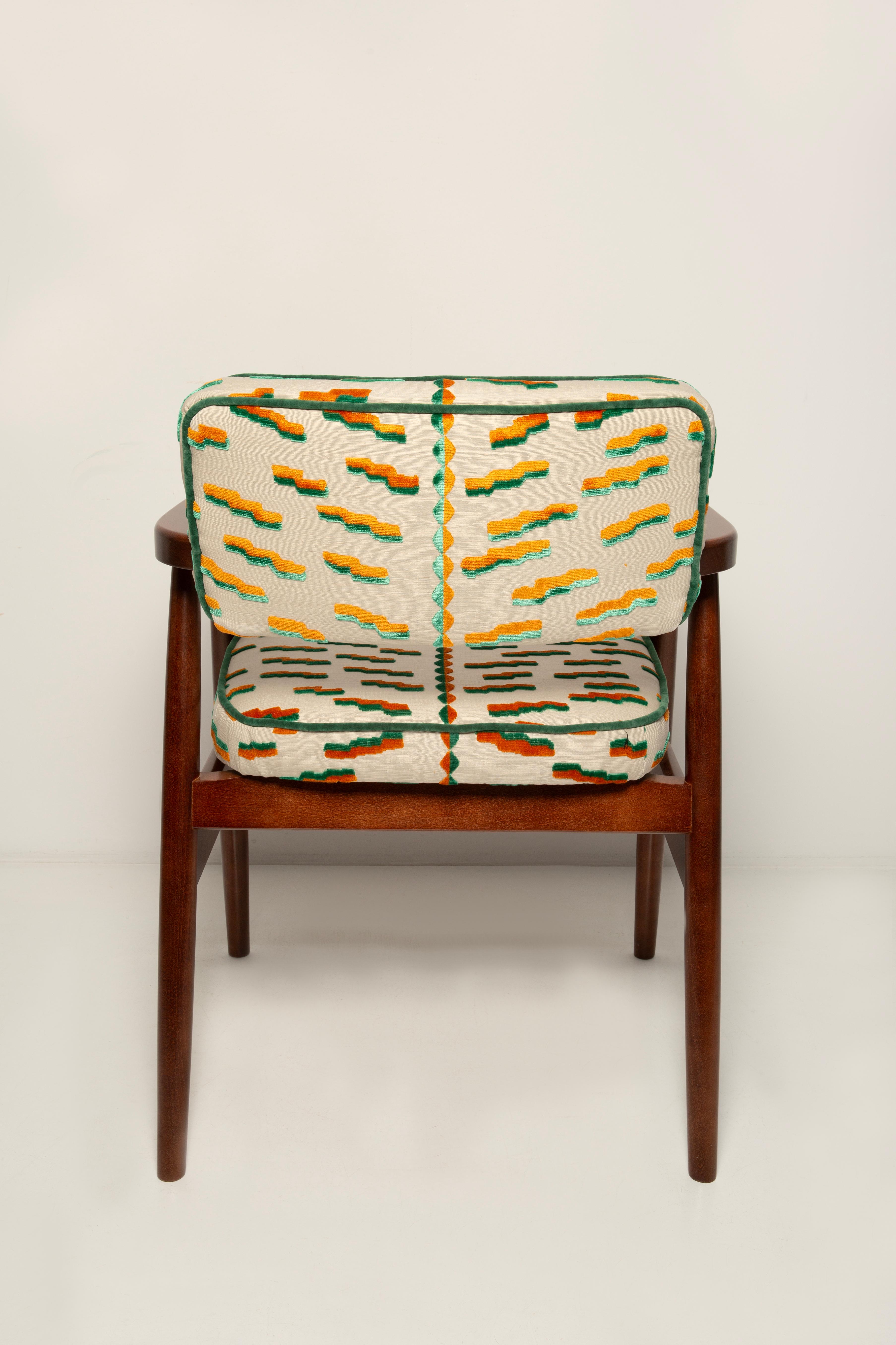 Ocho Sillas de Comedor Clásicas Vintola Studio, Dedar Jacquard Tiger Beat, Europa. Bouclé en venta