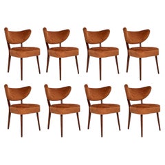 Huit chaises de salle à manger Vintola Studio, en velours « Orta » couleur terre cuite de Casamance, Europe.