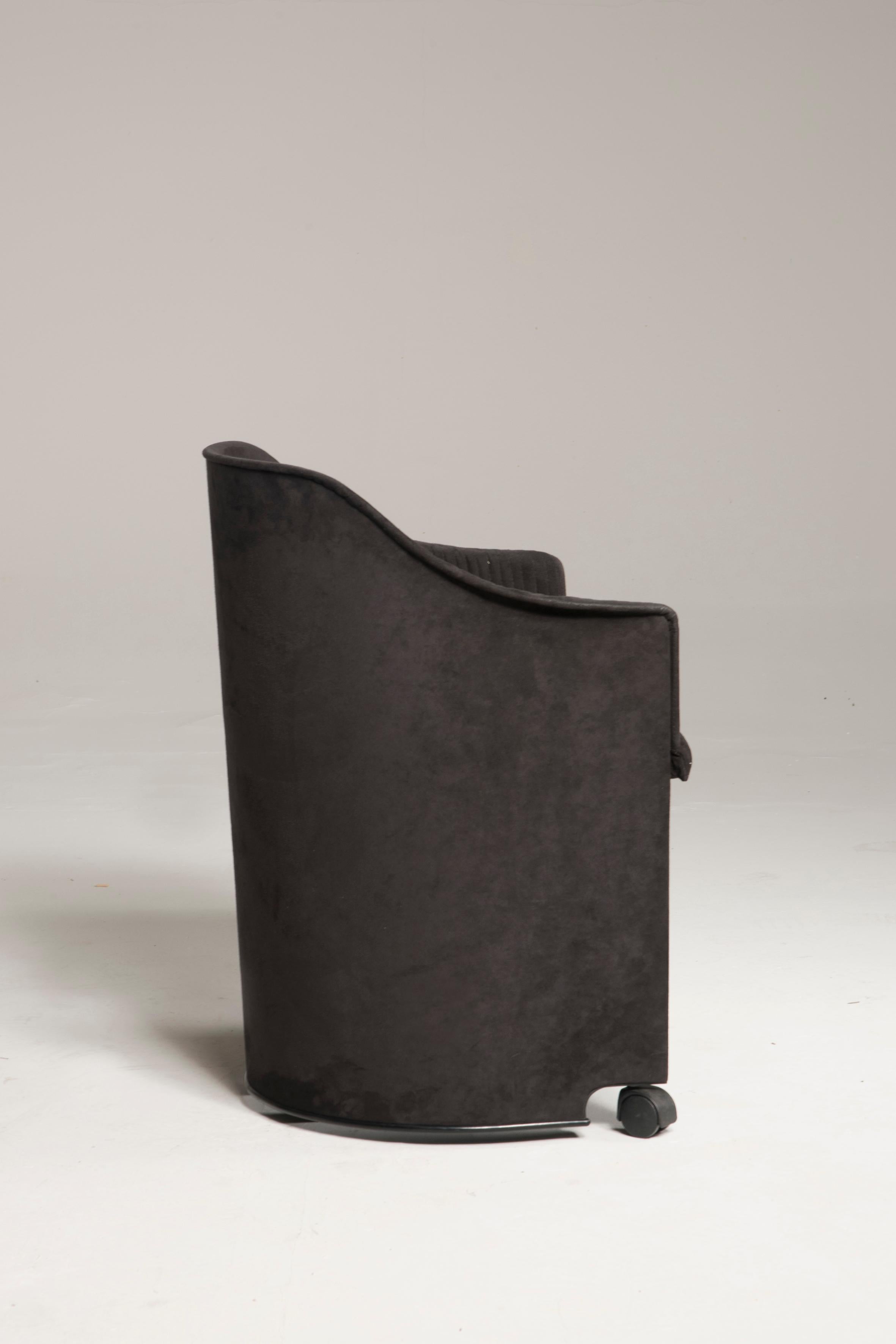 italien Huit fauteuils à roulettes B&B MaxAlto Collection Alcantara, années 1990 en vente