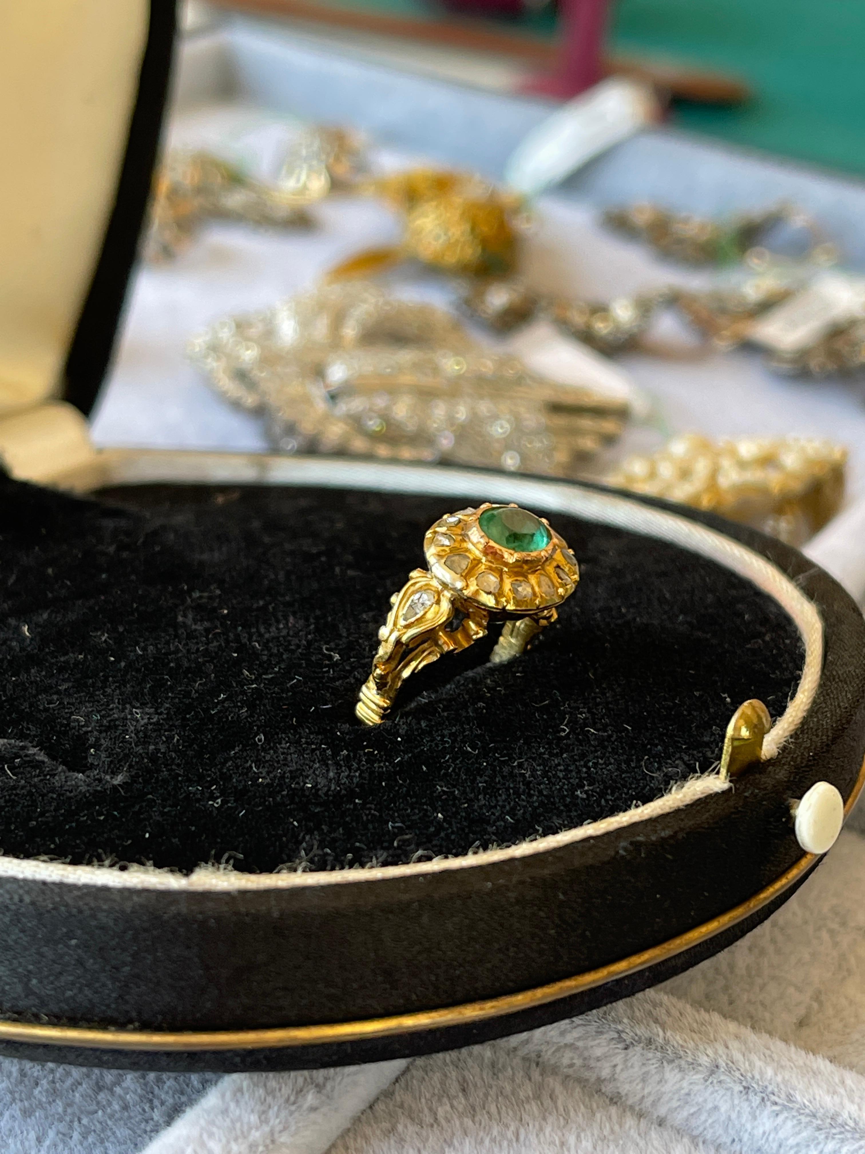 Victorian Colombian Emerald Diamonds Yellow Gold Cocktail Ring  For Sale 1