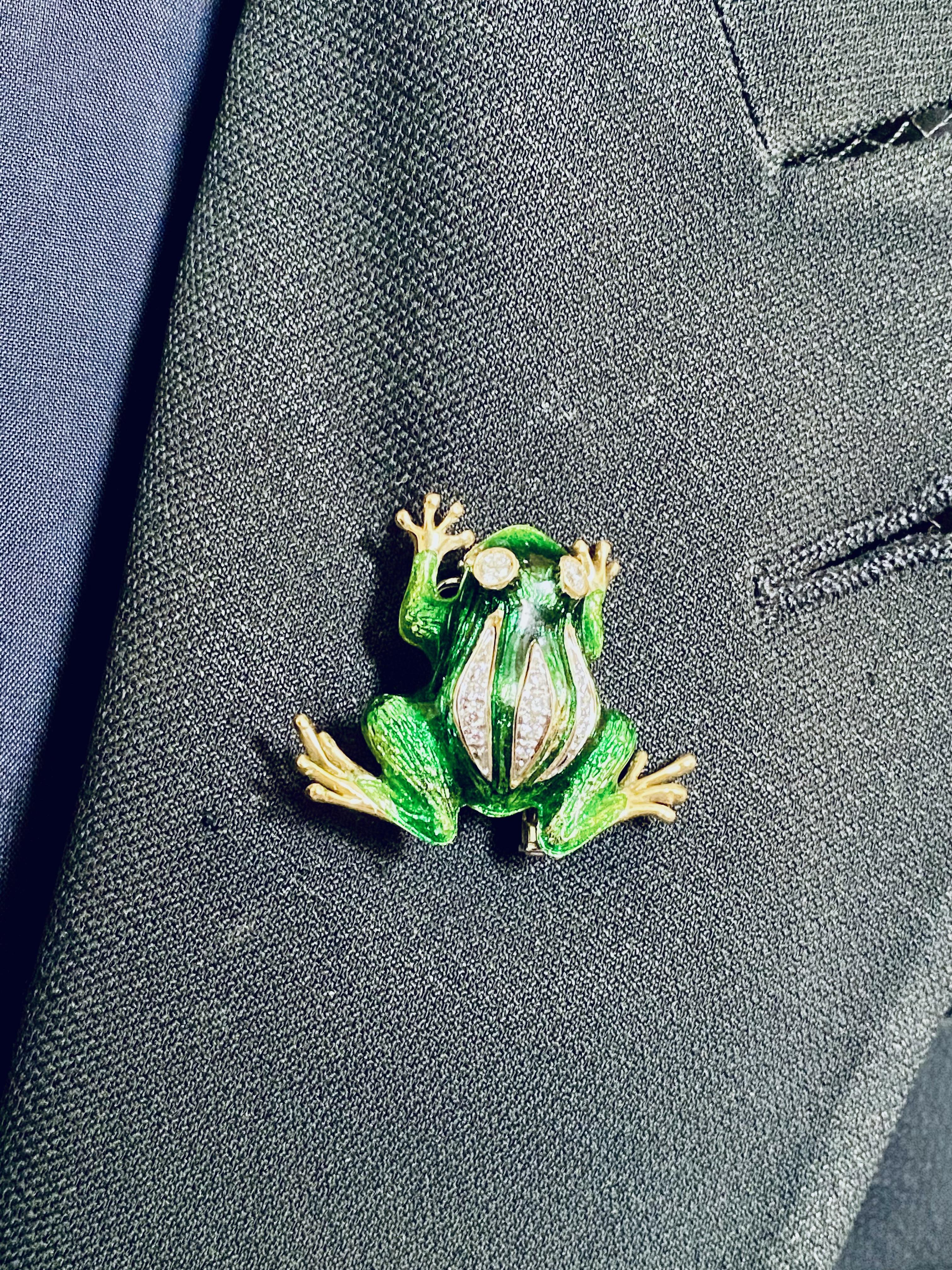 Femenino o masculino Broche de oro amarillo y blanco de dieciocho quilates Rana de esmalte verde con diamantes