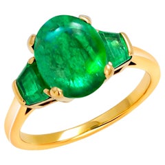 Achtzehn Karat Gold Cabochon Smaragd und Trapezförmiger Smaragd Cocktail-Ring