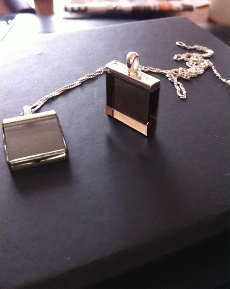 Eighteen Karat Gold Contemporary Ink Pendant Necklace with Smoky Quartz In New Condition For Sale In Berlin, DE