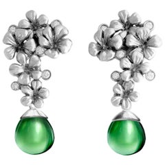 Boucles d'oreilles de designer contemporaines en or dix-huit carats avec fleurs de prunier et diamants
