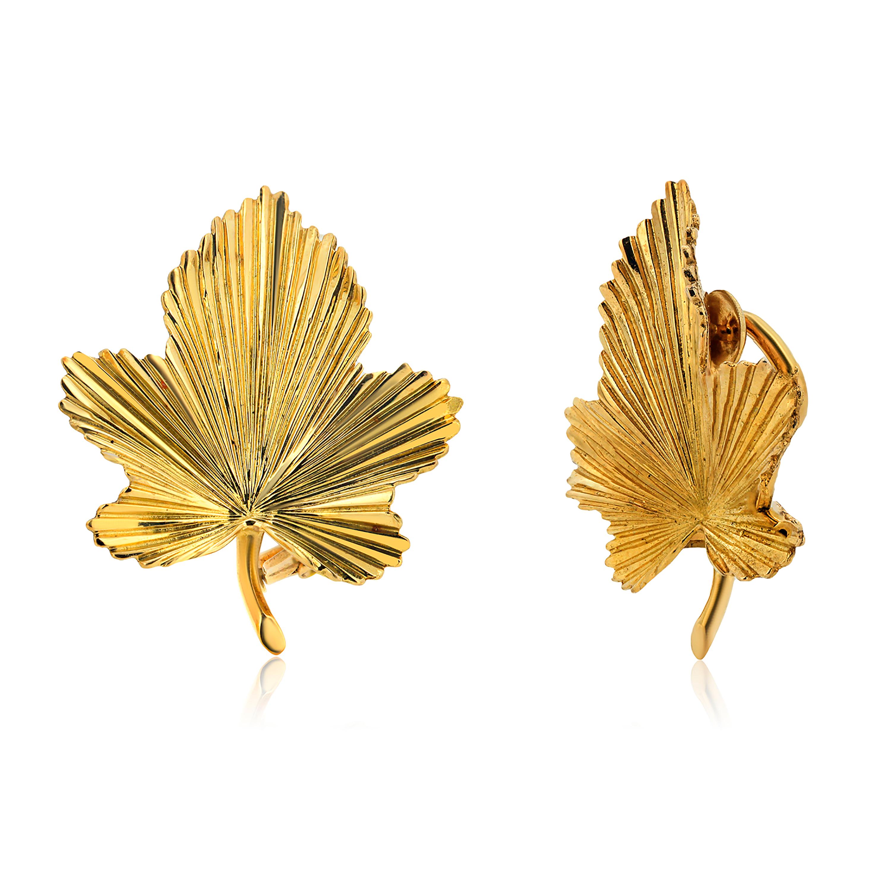 Tiffany and Co Eighteen Karat Gold Vintage 3D Ridged Texture Leaf Design Earring In Good Condition In New York, NY
