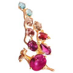 Spilla contemporanea in oro rosa a diciotto carati con rubini rosa e granato di Malaya