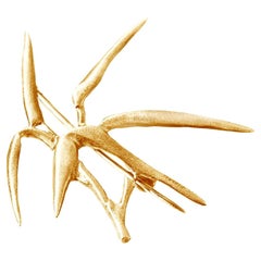 Spilla contemporanea di bambù scultoreo in oro rosa a diciotto carati dell'artista