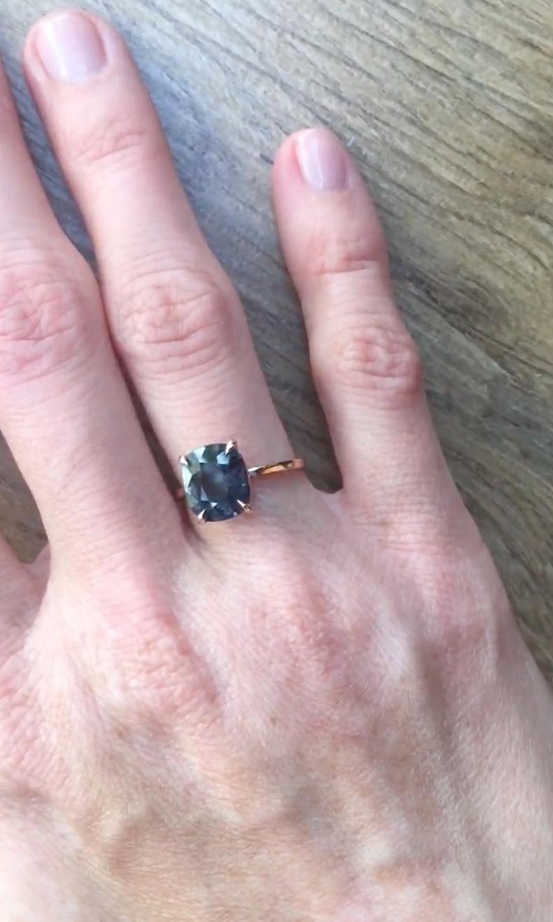 Femenino o masculino Eighteen Karat Rose Gold Tea Ring with Purple Spinel en venta