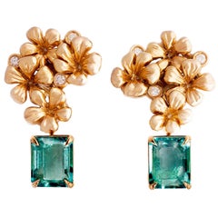 Boucles d'oreilles modernes en or rose dix-huit carats avec émeraudes naturelles