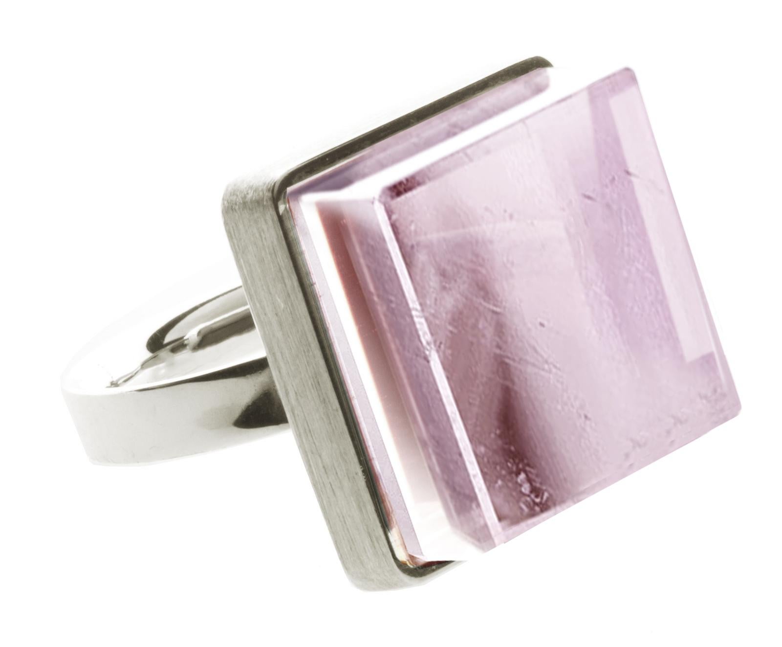 Eighteen Karat White Gold Art Deco Style Ring with Natural Rose Quartz In New Condition For Sale In Berlin, DE