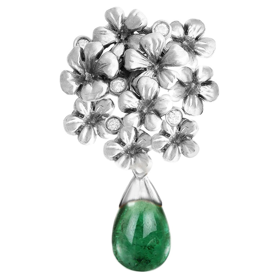 Broche en or blanc dix-huit carats de style moderne avec fleurs et diamants par l'artiste