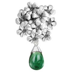 Broche en or blanc dix-huit carats de style moderne avec fleurs et diamants par l'artiste