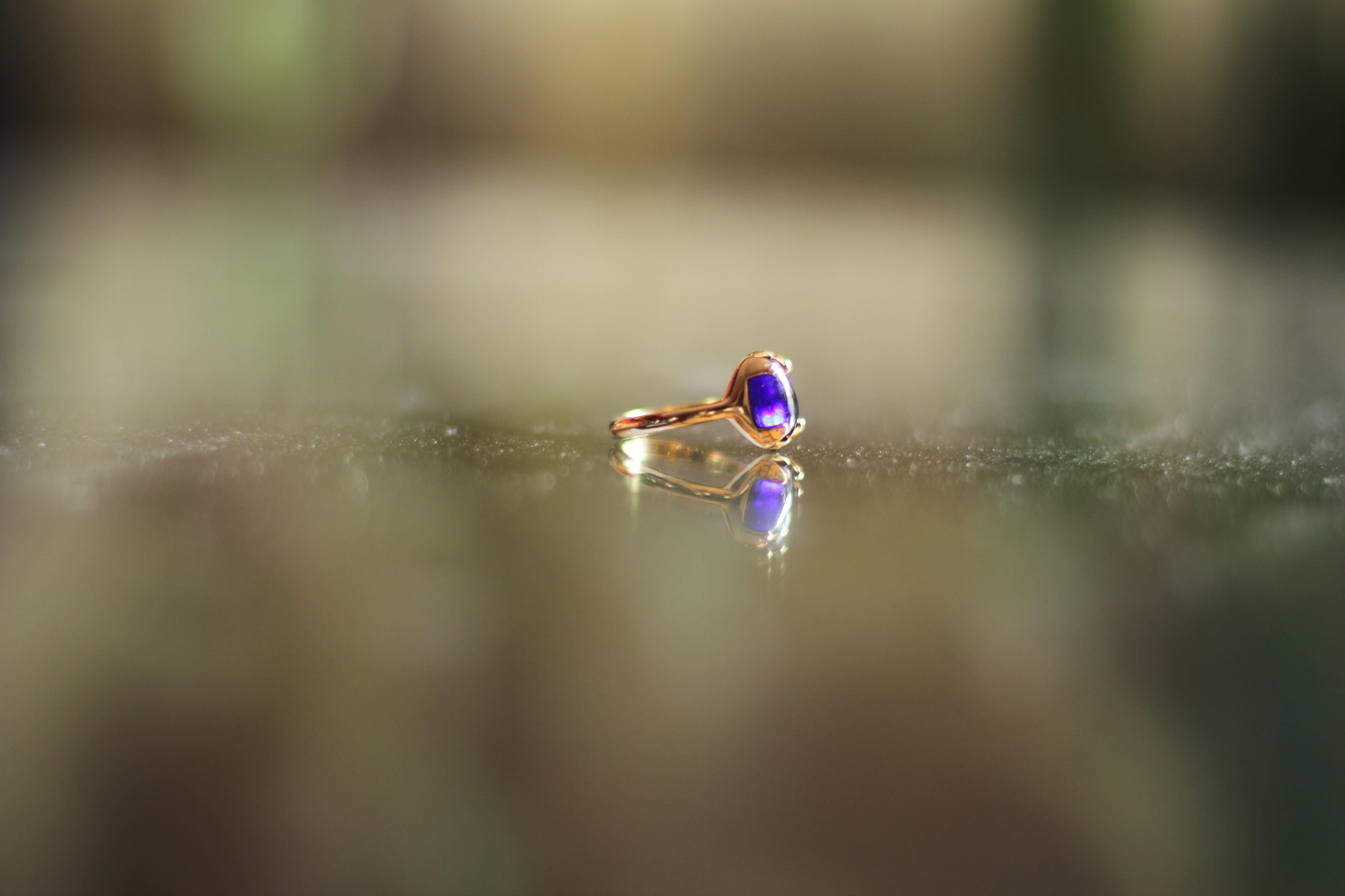 Eighteen Karat White Gold Cabochon Contemporary Ring with Amethyst and Diamonds For Sale 4