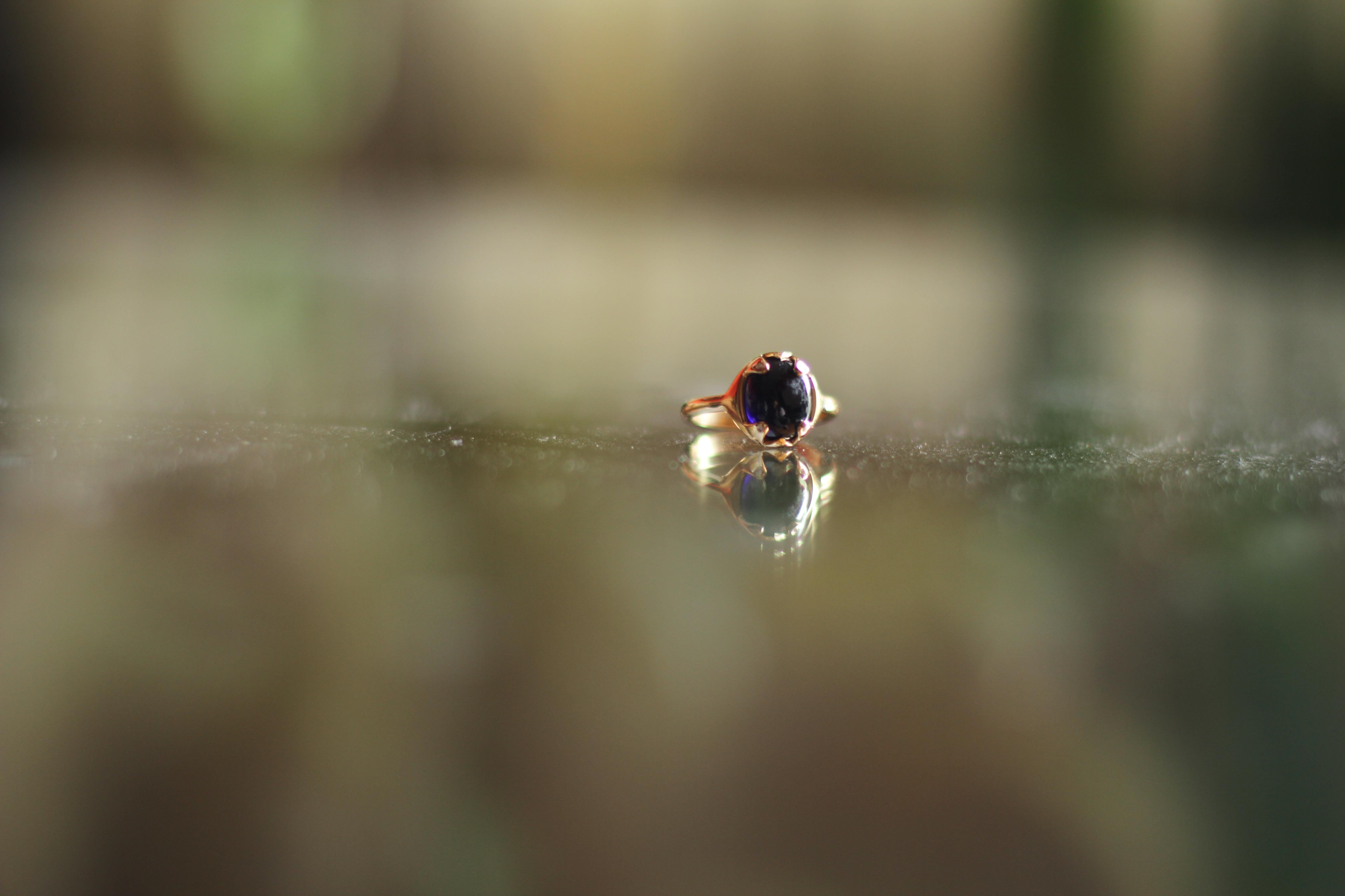 Eighteen Karat White Gold Cabochon Contemporary Ring with Garnet and Diamonds For Sale 2
