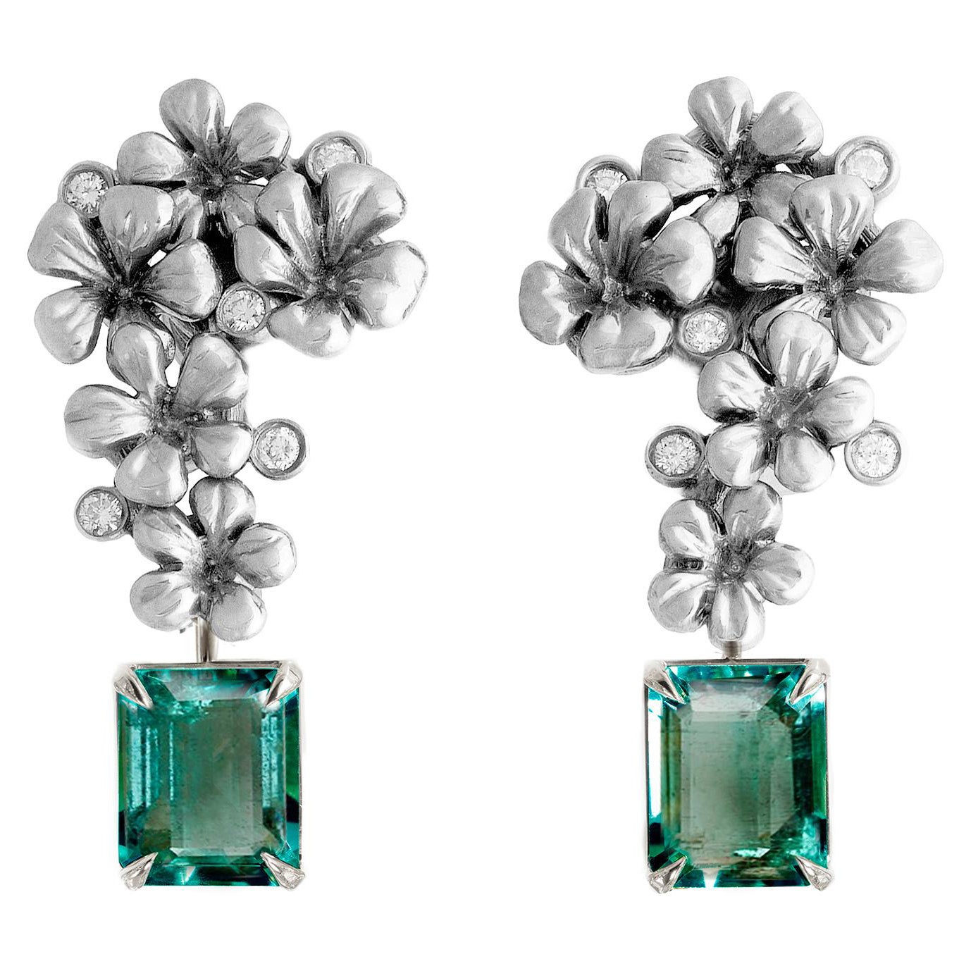 Boucles d'oreilles contemporaines en or blanc 18 carats avec émeraudes naturelles
