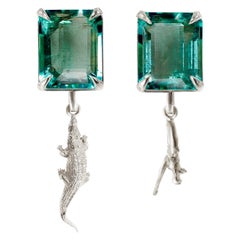 Boucles d'oreilles pendantes contemporaines en or blanc 18 carats avec émeraudes naturelles