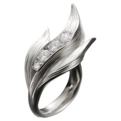 Achtzehn Karat Weißgold Verlobungsring Lily of The Valley mit Diamanten