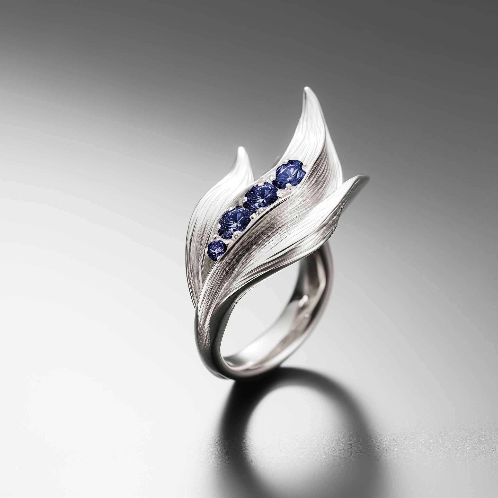 Eighteen Karat White Gold Contemporary Engagement Ring with Sapphires In New Condition For Sale In Berlin, DE