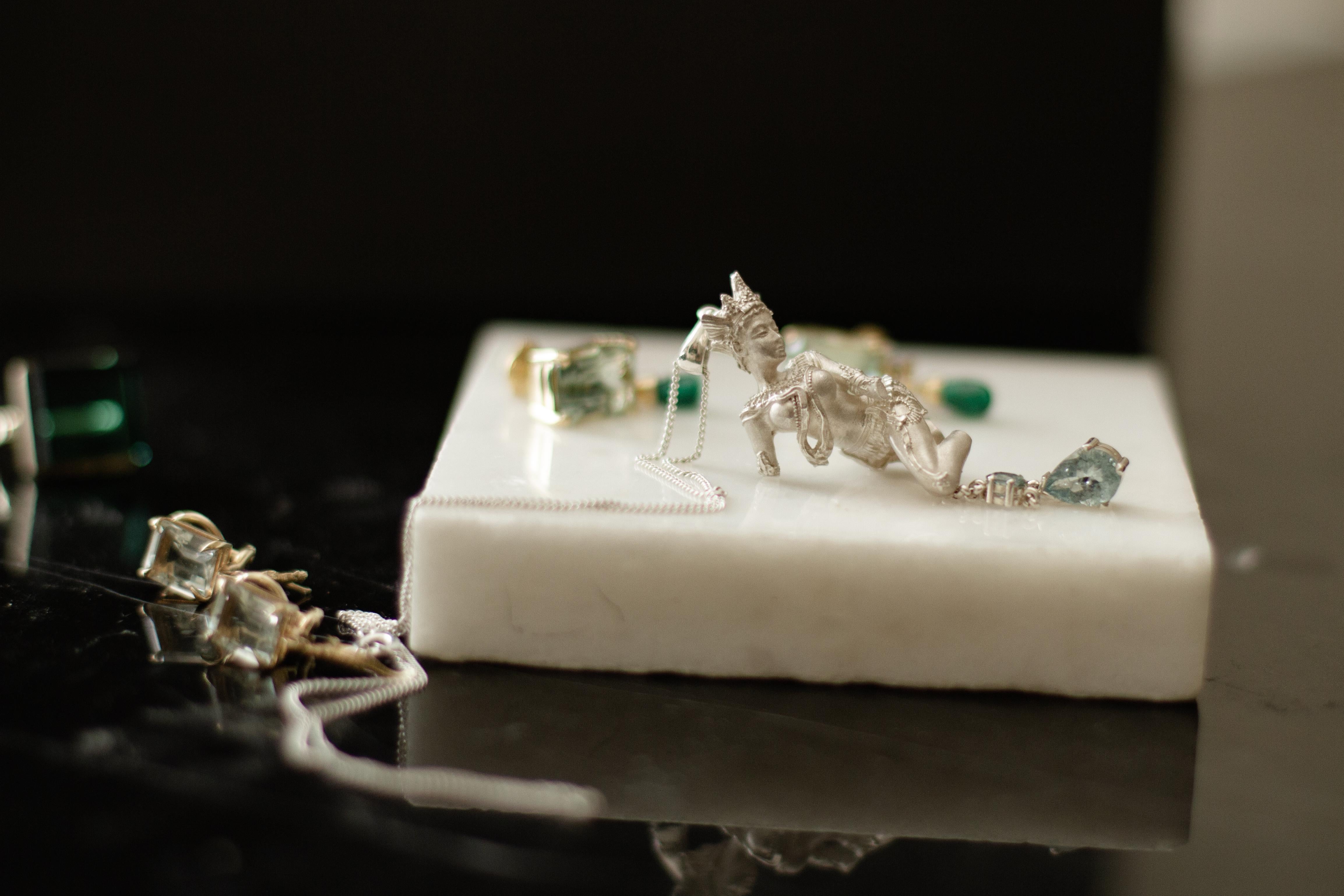 Eighteen Karat White Gold Dakini Pendant Necklace with Dark Blue Sapphire For Sale 4