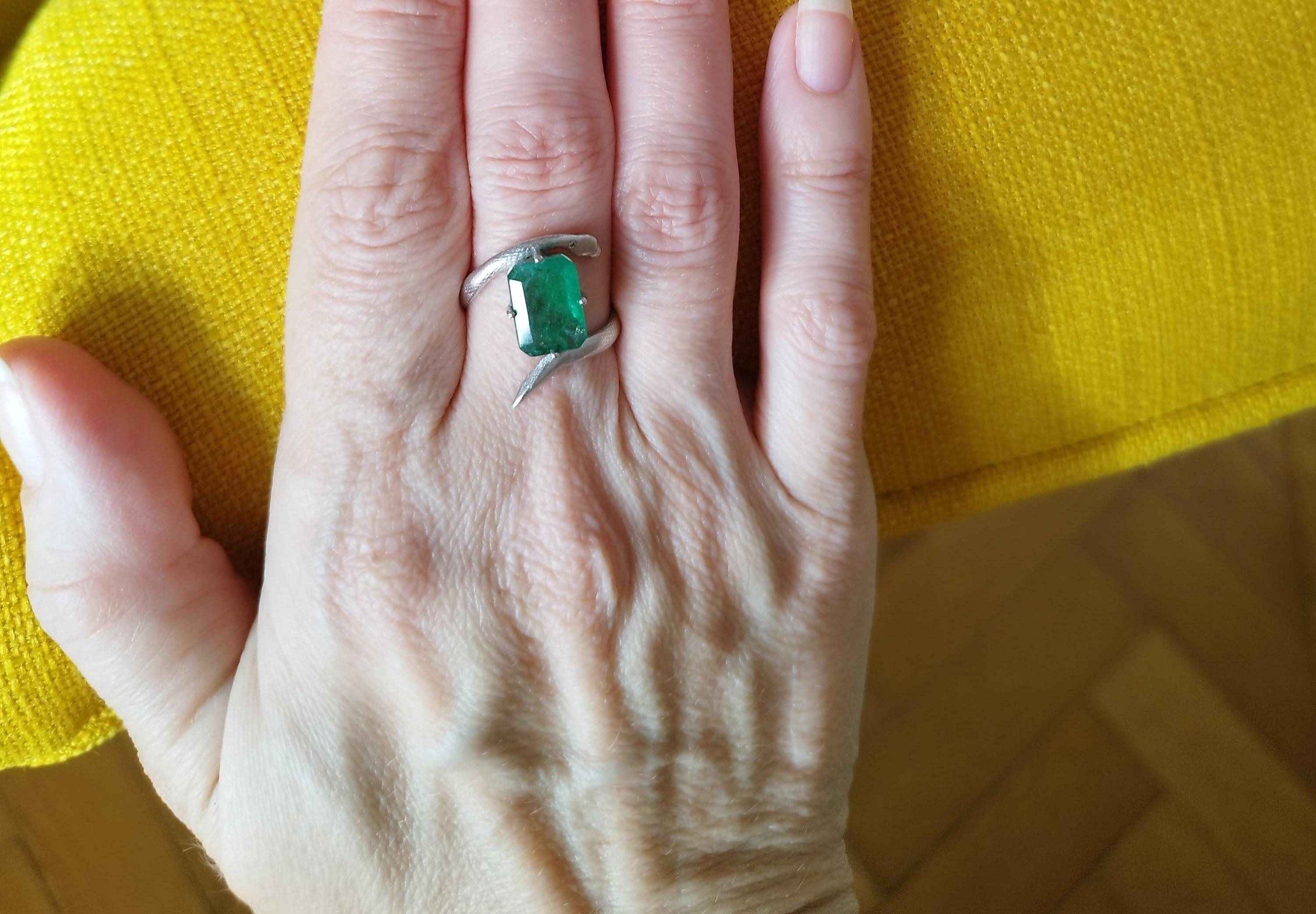 Achtzehn Karat Weißgold Schlangenring mit blauem Topas im Angebot 4