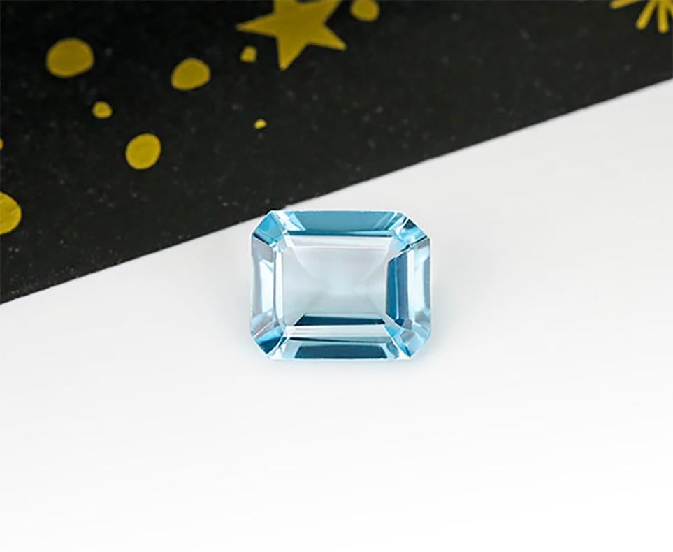 Achtzehn Karat Weißgold Schlangenring mit blauem Topas (Kissenschliff) im Angebot
