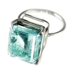 Bague en or blanc dix-huit carats avec tourmaline bleu néon Paraiba de quatre carats