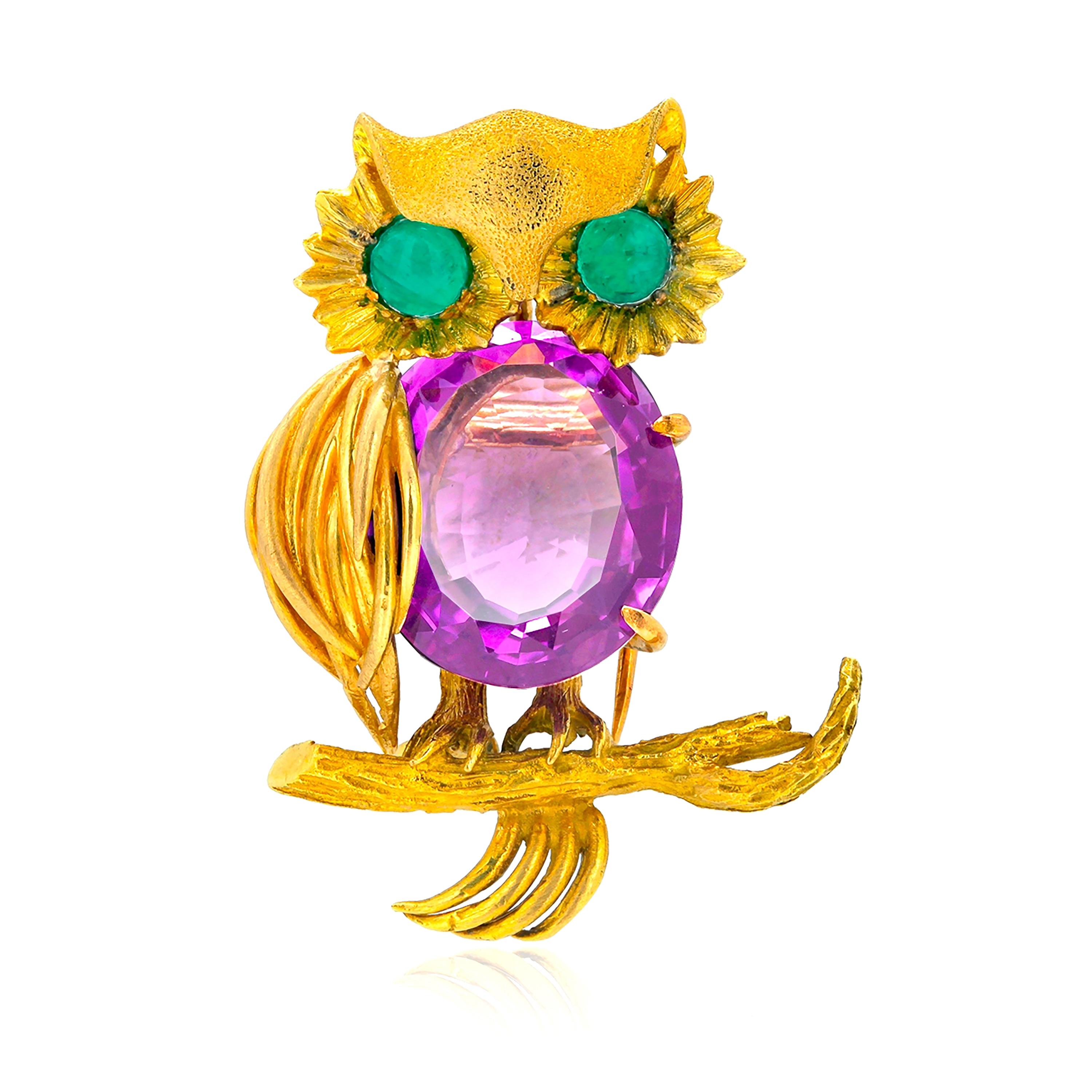 Eighteen Karat Yellow Gold Vintage Amethyst Owl Brooch Cabochon Emerald Eyes In Good Condition In New York, NY