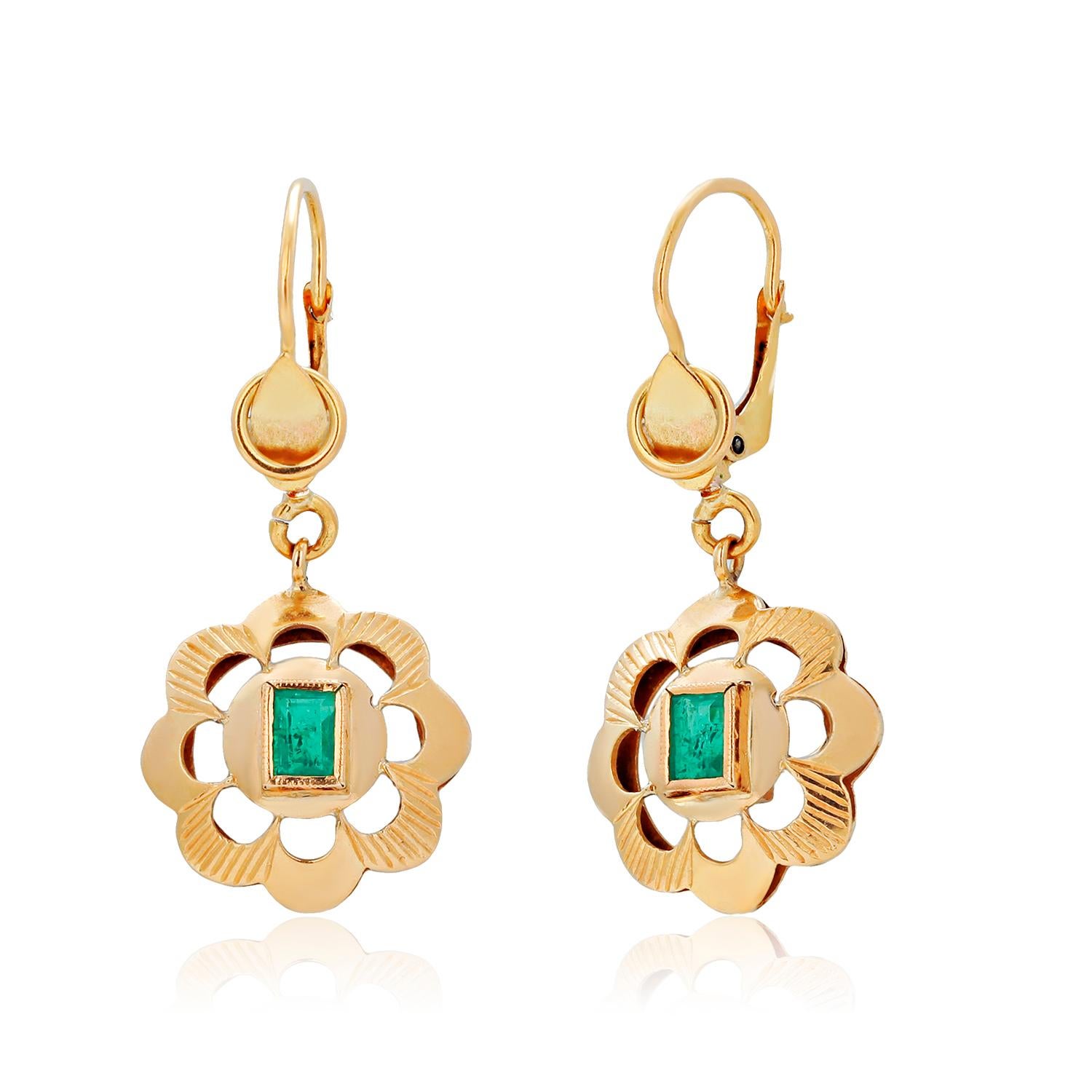Retro Eighteen Karat Yellow Gold Colombia Emeralds Vintage Lever Back Earrings