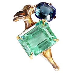 Broche de oro amarillo de 18 quilates con esmeralda y turmalina indicolita