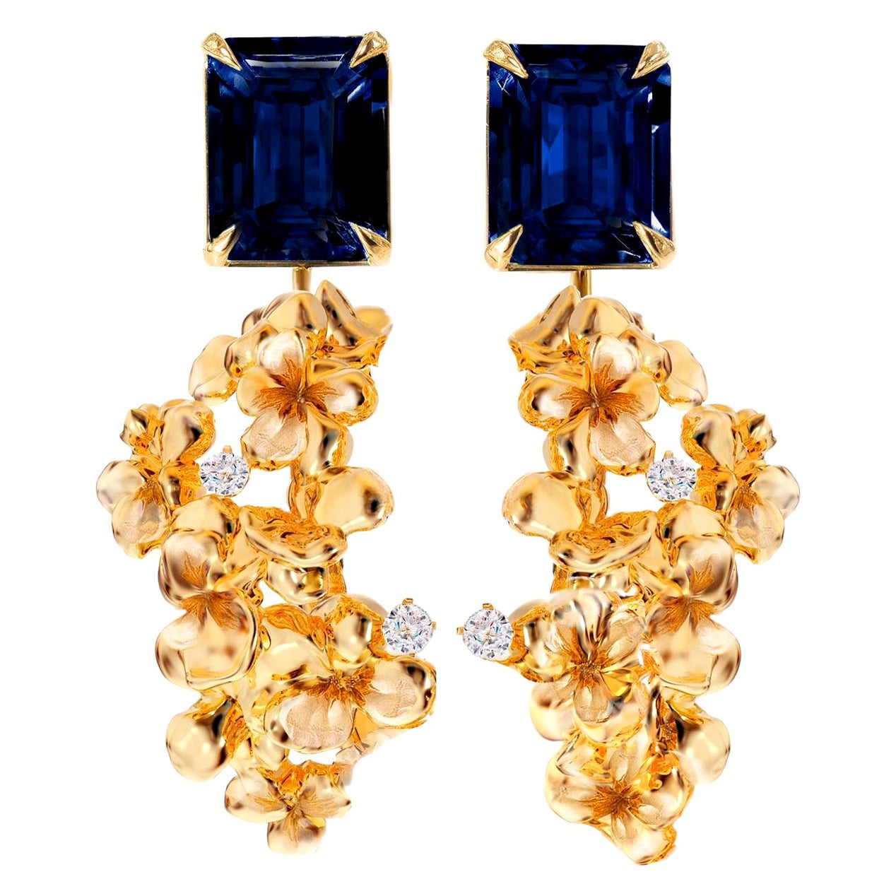 Pendientes de clip de oro amarillo de dieciocho quilates con diamantes y zafiros